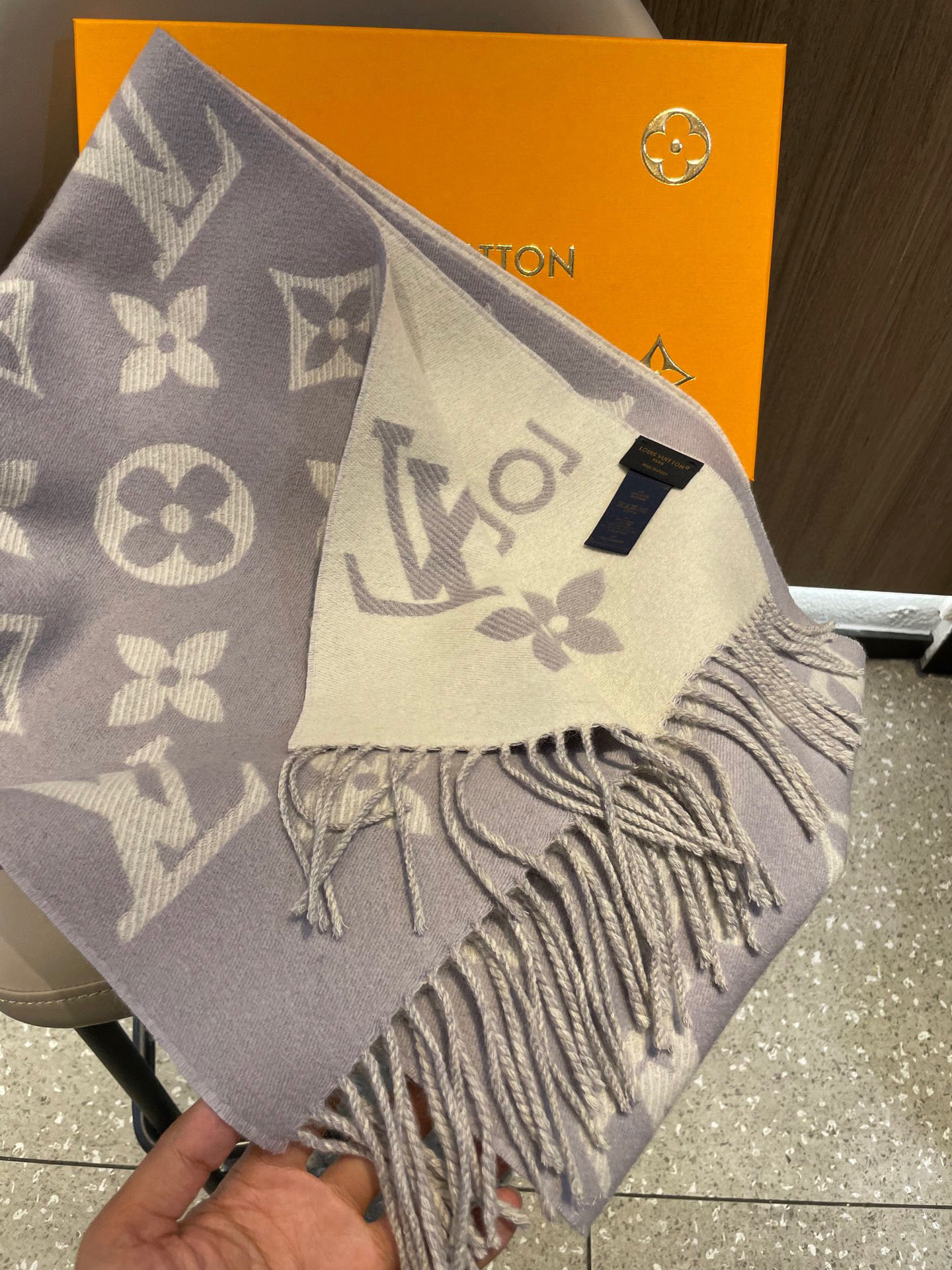 终于出货啦，今年热度最高的嫩粉拼白围巾本款LVEssential围巾聚焦大元素，以Monogram图案和