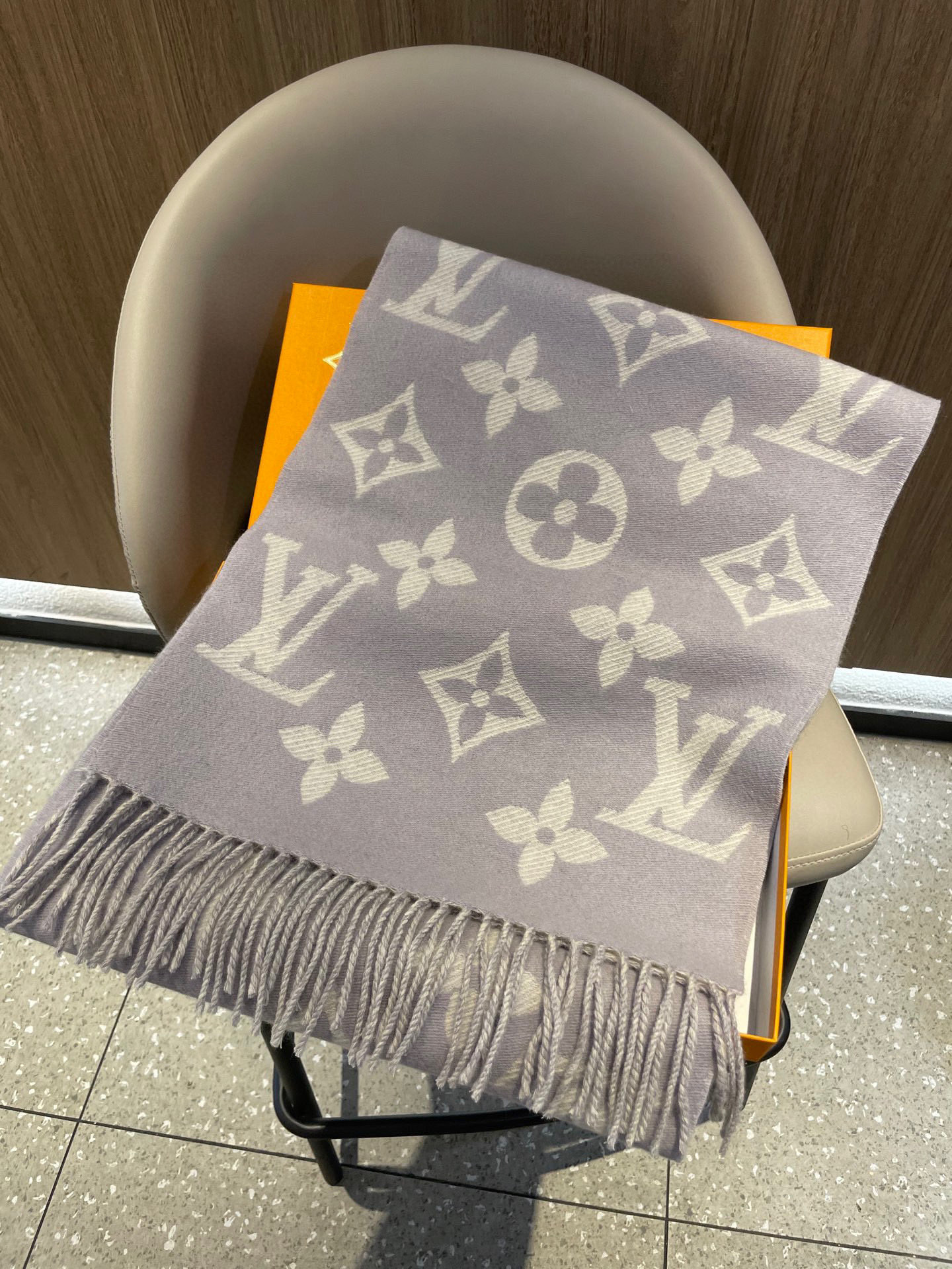 终于出货啦，今年热度最高的嫩粉拼白围巾本款LVEssential围巾聚焦大元素，以Monogram图案和