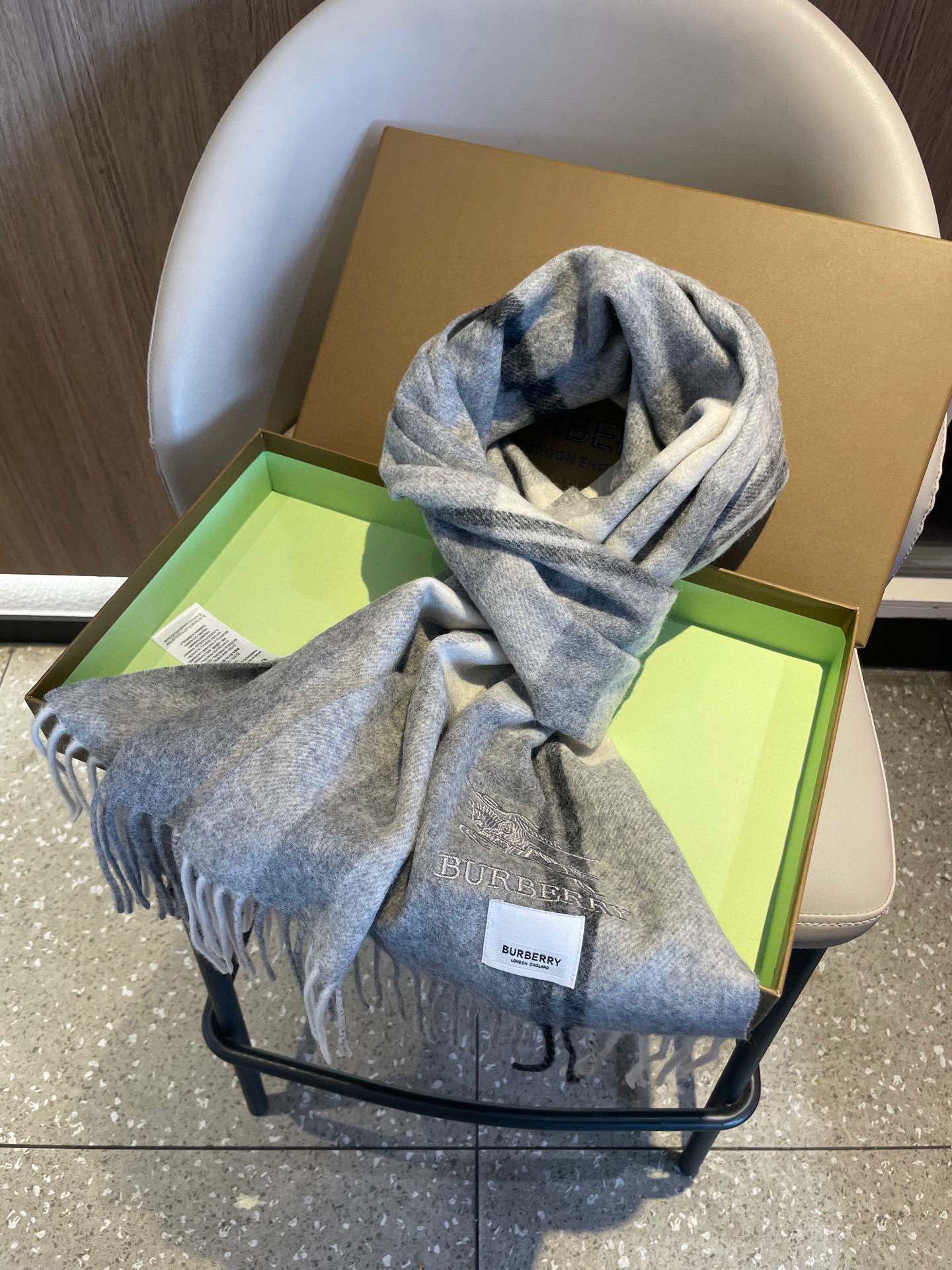 新款巴宝莉高品质进口羊绒围巾 惊爆上架 海外专柜最新男士女士情侣 羊绒围巾国内专柜都没上架 从款式到面料