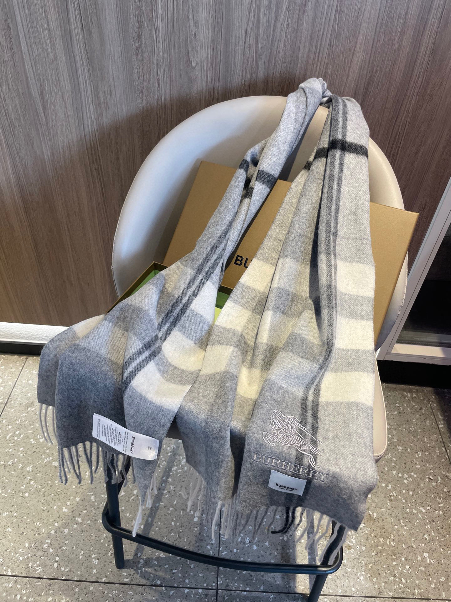 新款巴宝莉高品质进口羊绒围巾 惊爆上架 海外专柜最新男士女士情侣 羊绒围巾国内专柜都没上架 从款式到面料