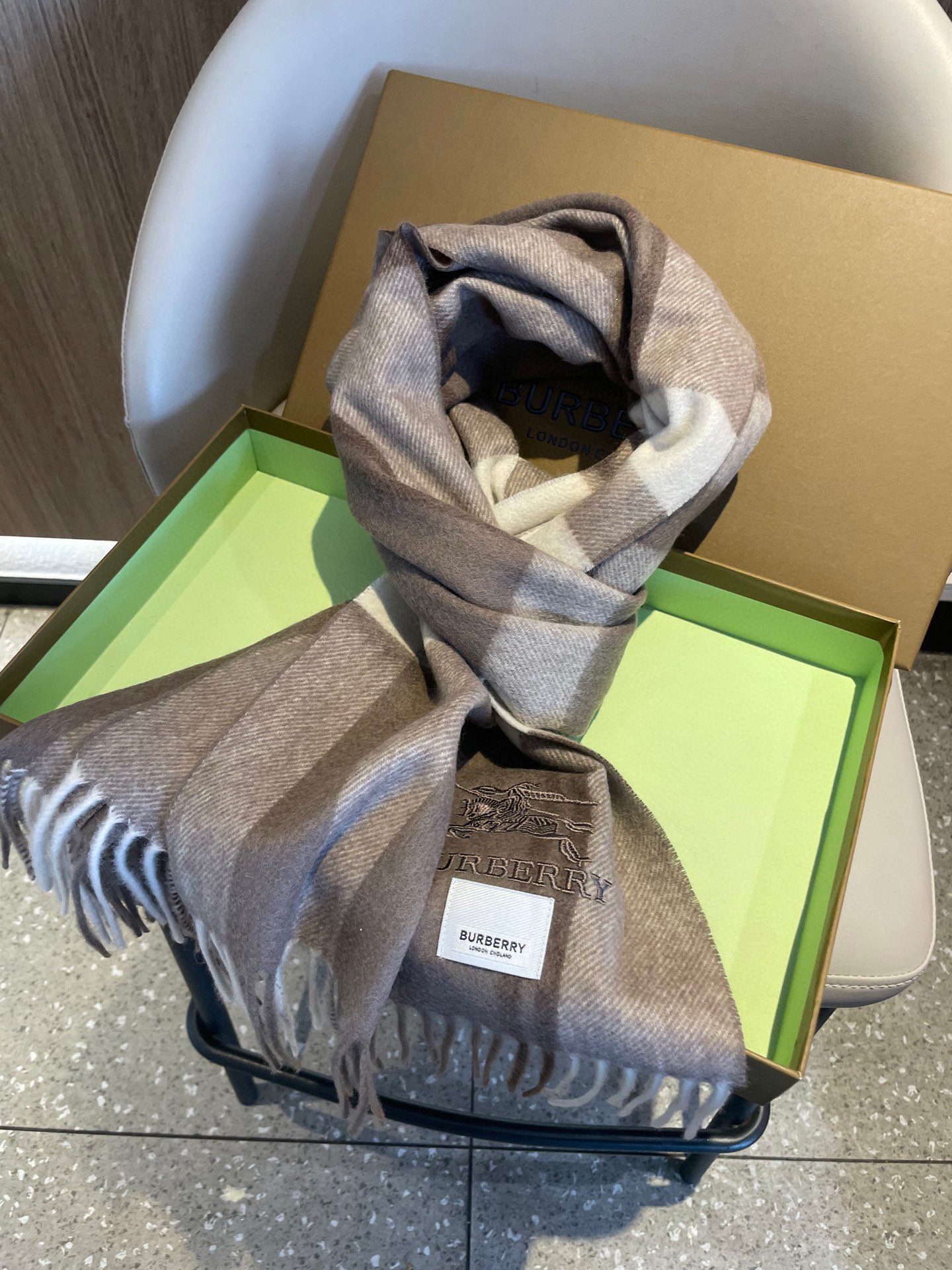 新款巴宝莉高品质进口羊绒围巾 惊爆上架 海外专柜最新男士女士情侣 羊绒围巾国内专柜都没上架 从款式到面料