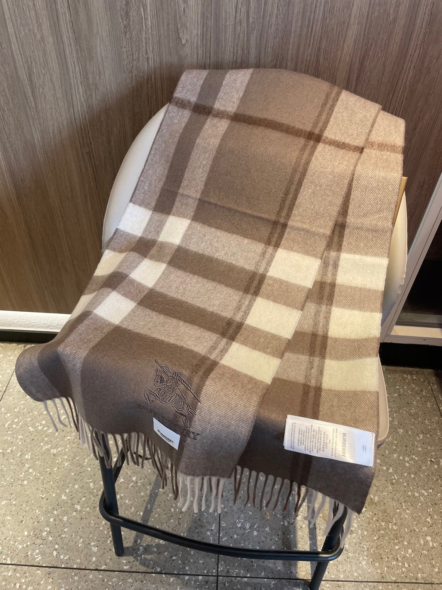 新款巴宝莉高品质进口羊绒围巾 惊爆上架 海外专柜最新男士女士情侣 羊绒围巾国内专柜都没上架 从款式到面料