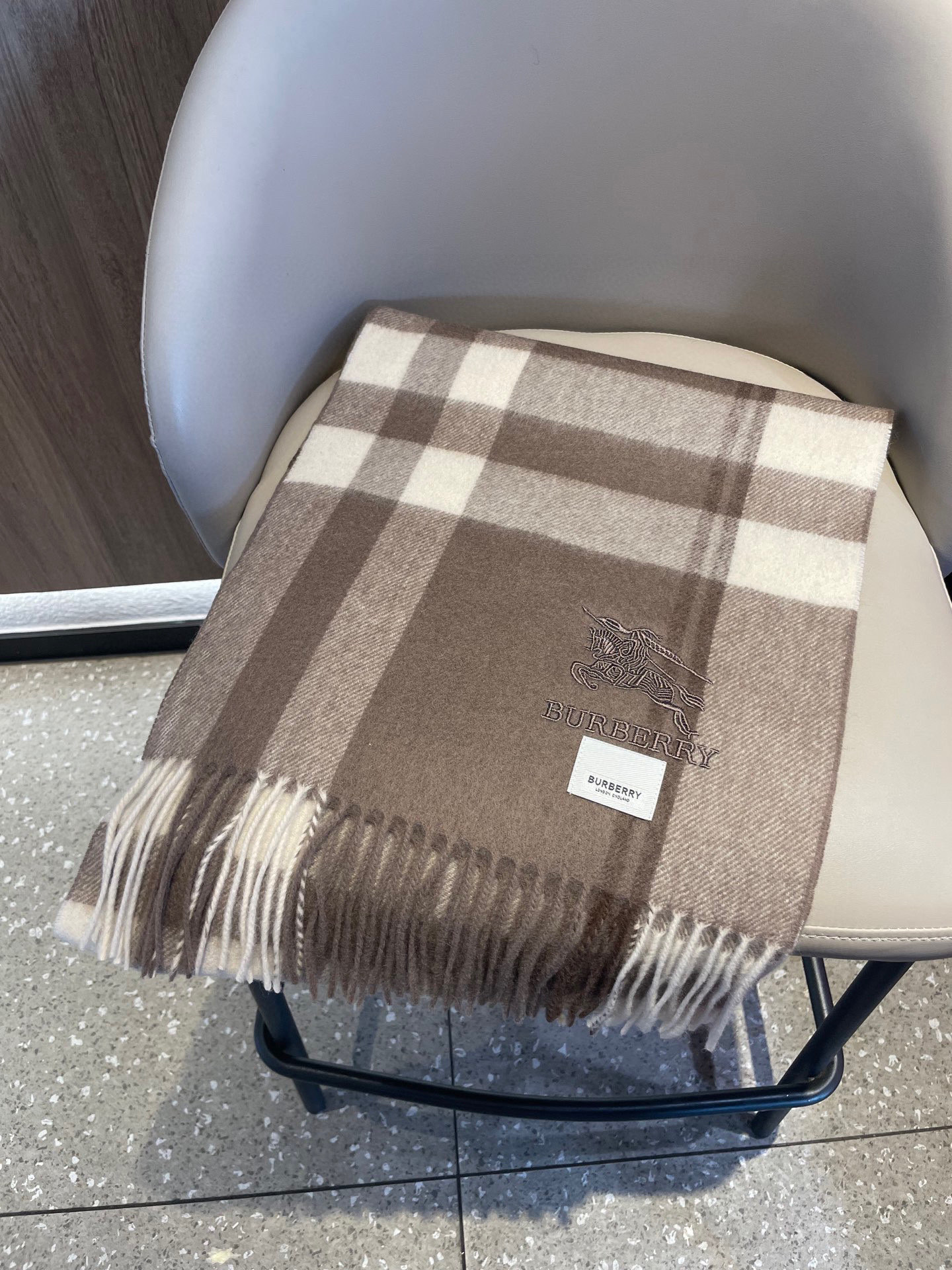 新款巴宝莉高品质进口羊绒围巾 惊爆上架 海外专柜最新男士女士情侣 羊绒围巾国内专柜都没上架 从款式到面料