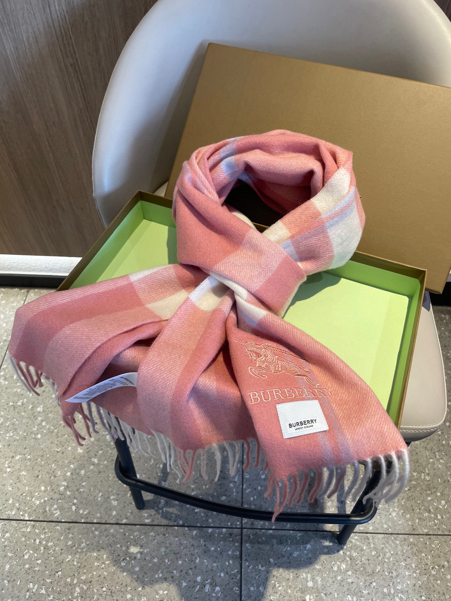 新款巴宝莉高品质进口羊绒围巾 惊爆上架 海外专柜最新男士女士情侣 羊绒围巾国内专柜都没上架 从款式到面料