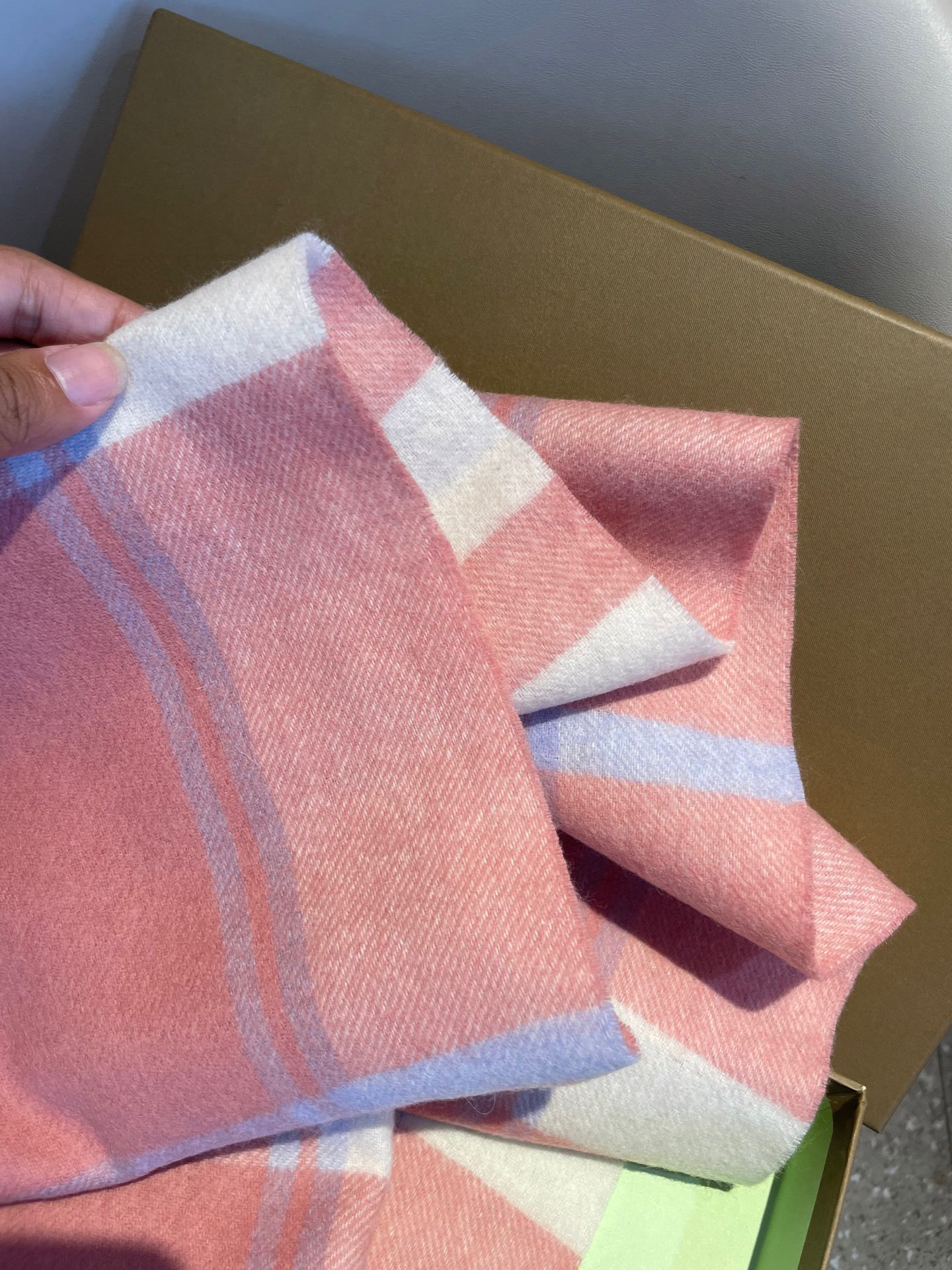 新款巴宝莉高品质进口羊绒围巾 惊爆上架 海外专柜最新男士女士情侣 羊绒围巾国内专柜都没上架 从款式到面料