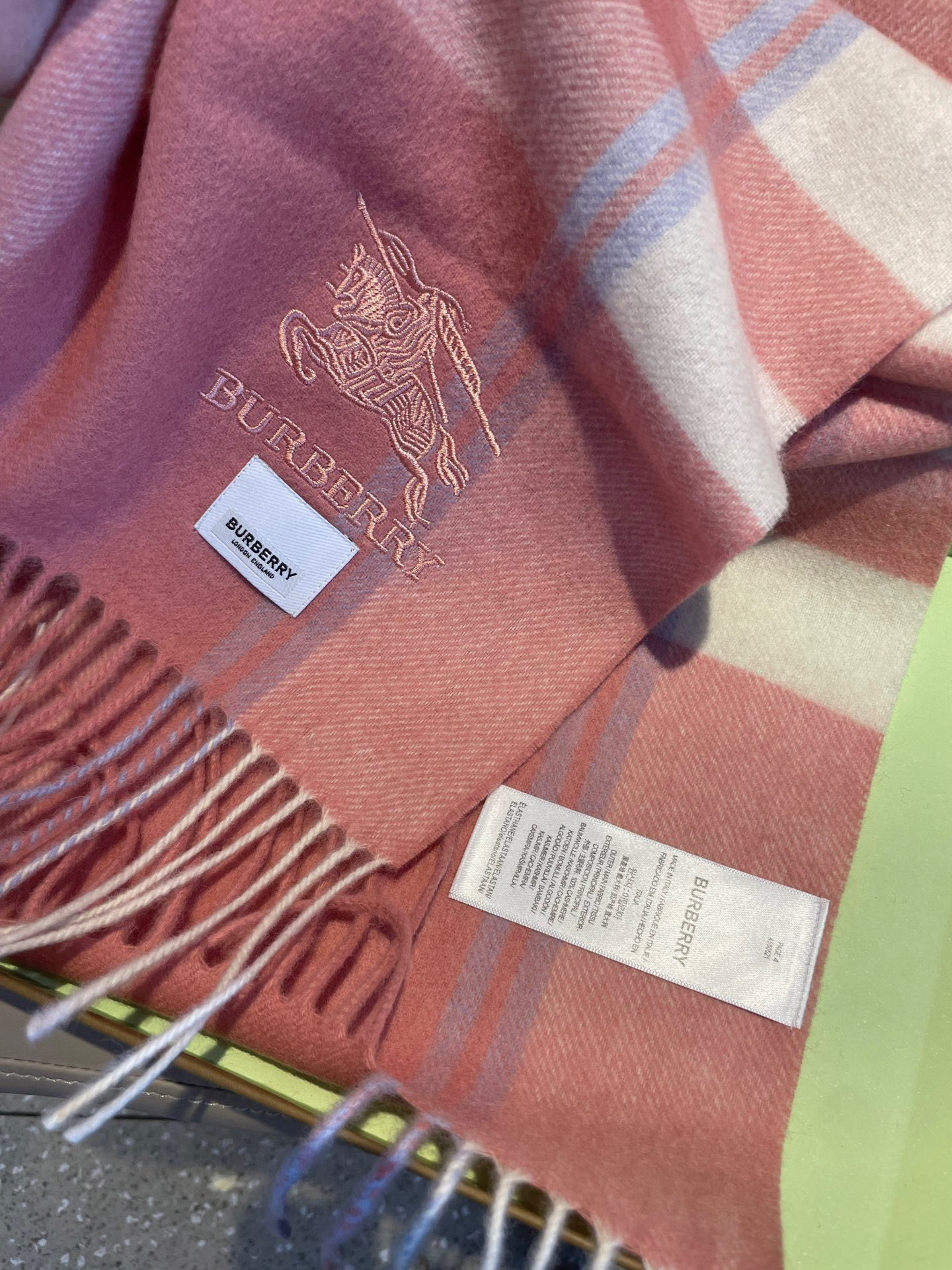 新款巴宝莉高品质进口羊绒围巾 惊爆上架 海外专柜最新男士女士情侣 羊绒围巾国内专柜都没上架 从款式到面料