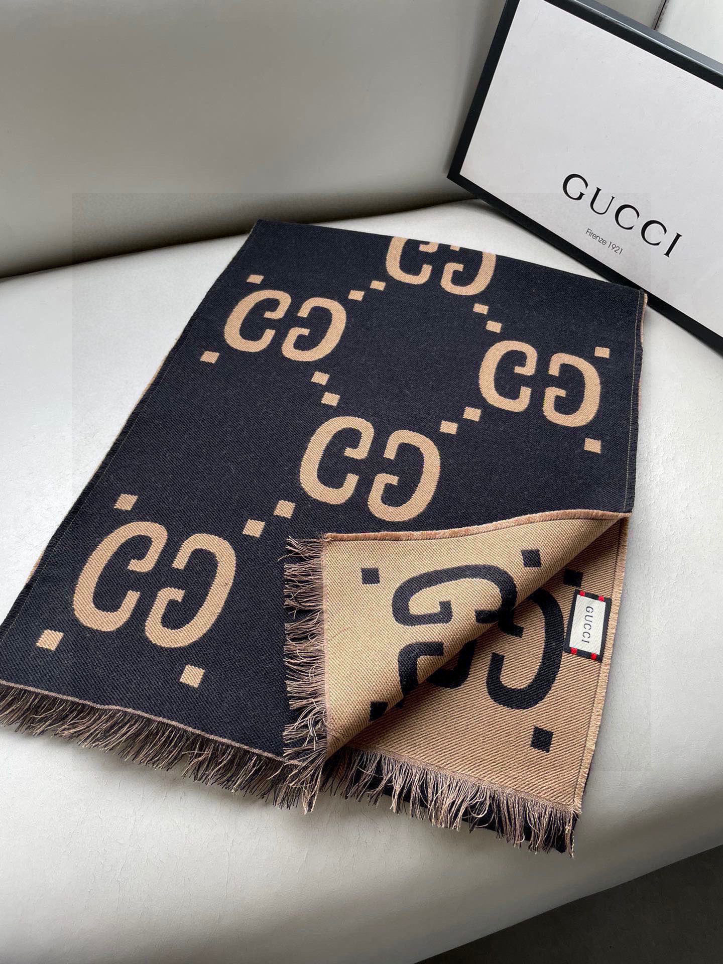 古奇重磅推荐❗️细节GG标识作为Gucci颇具代表性的传统精髓，始终与系列密不可分，以饱含新意的现代方式