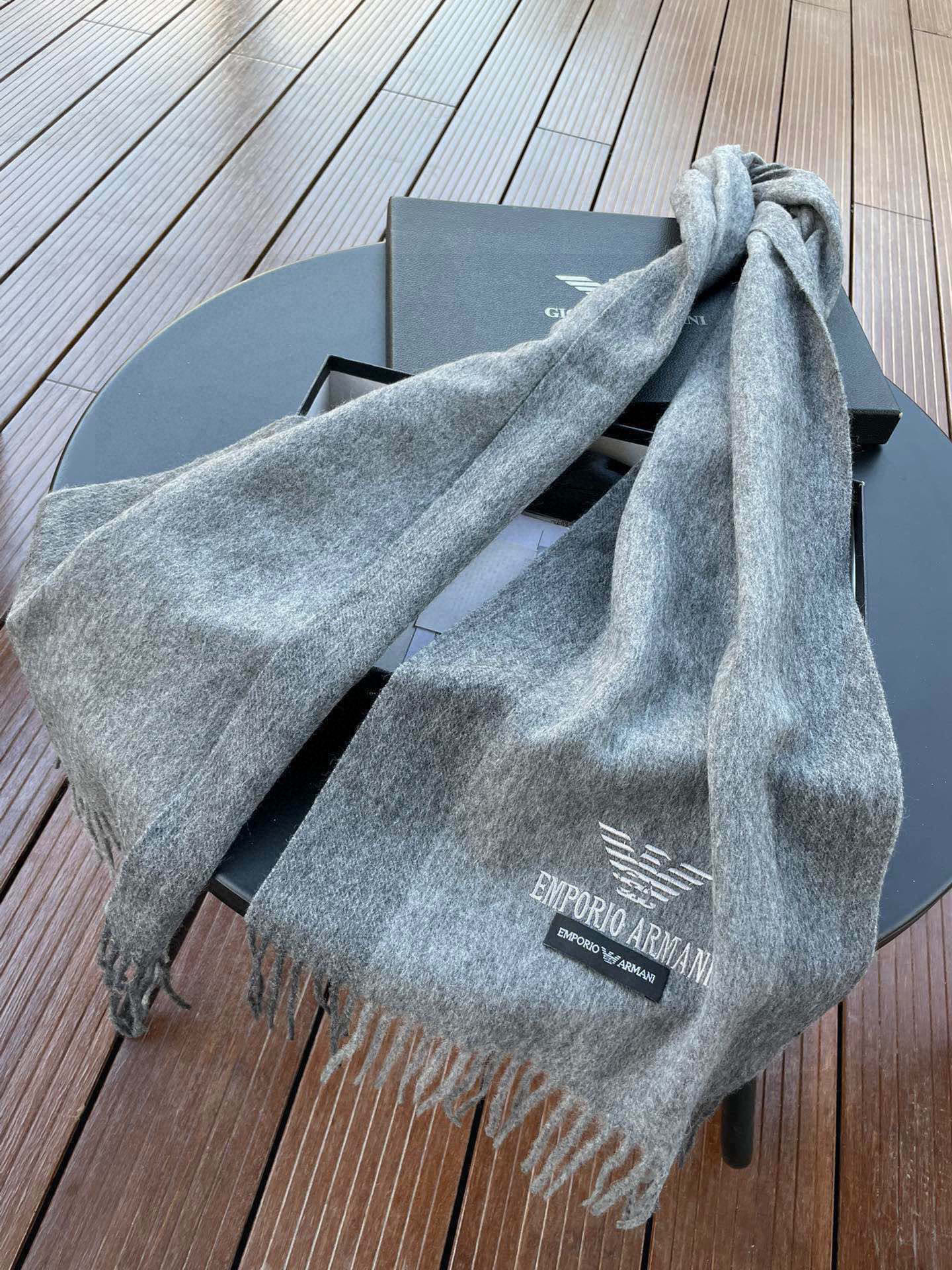 。阿玛尼海外专柜条纹拼色最新男士羊羔毛围巾～惊爆上架🎉国内专柜都没上架，从款式到面料都很赞🎻，经典的条纹