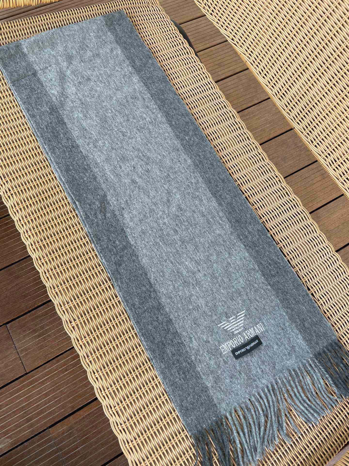 。阿玛尼海外专柜条纹拼色最新男士羊羔毛围巾～惊爆上架🎉国内专柜都没上架，从款式到面料都很赞🎻，经典的条纹