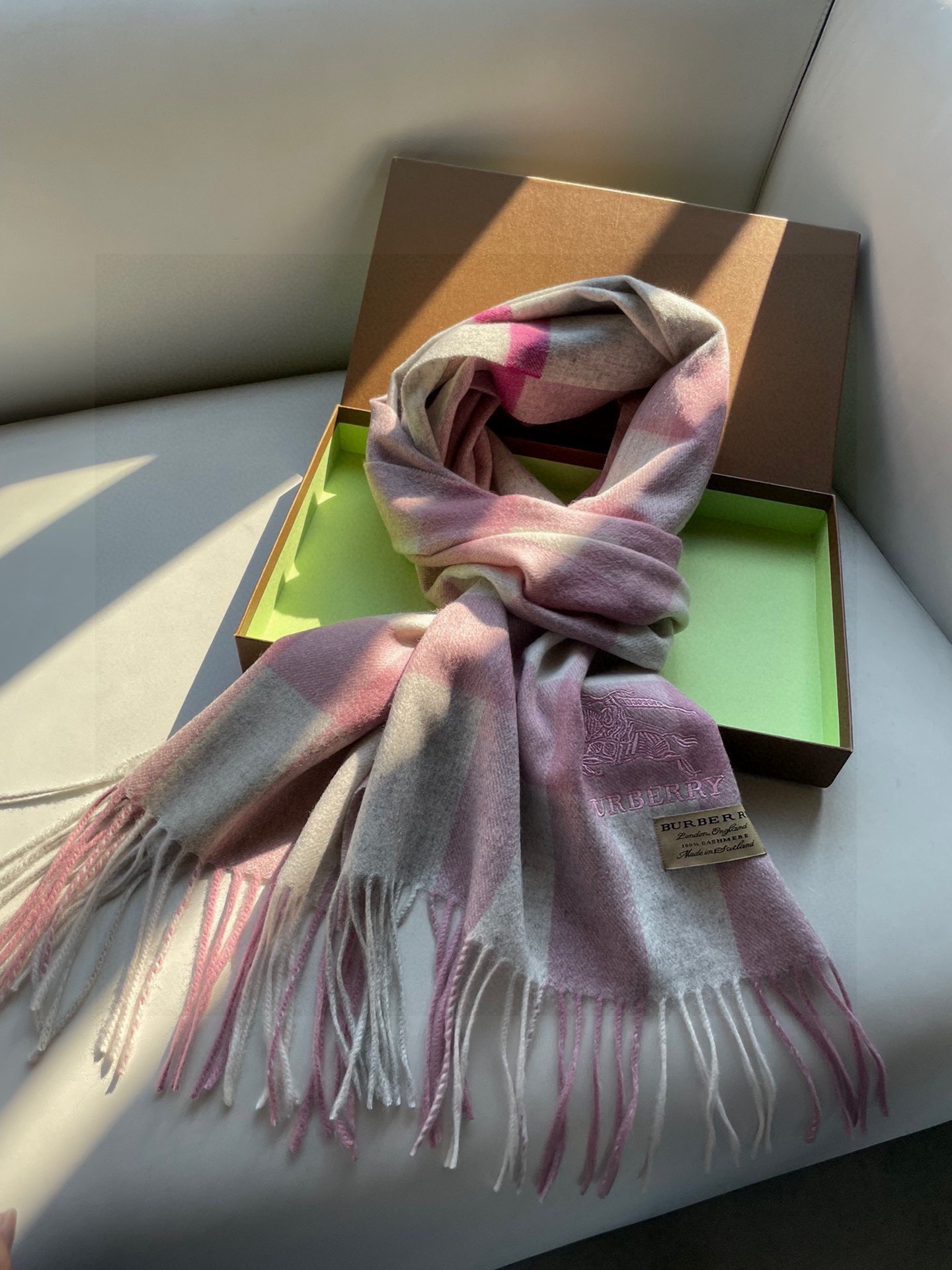 🎊巴宝莉经典格纹爆款💥 永不过时100%顶极羔羊毛材质。非常保暖👑 柔软亲肤，不扎脖😍经典巴宝莉格纹设计