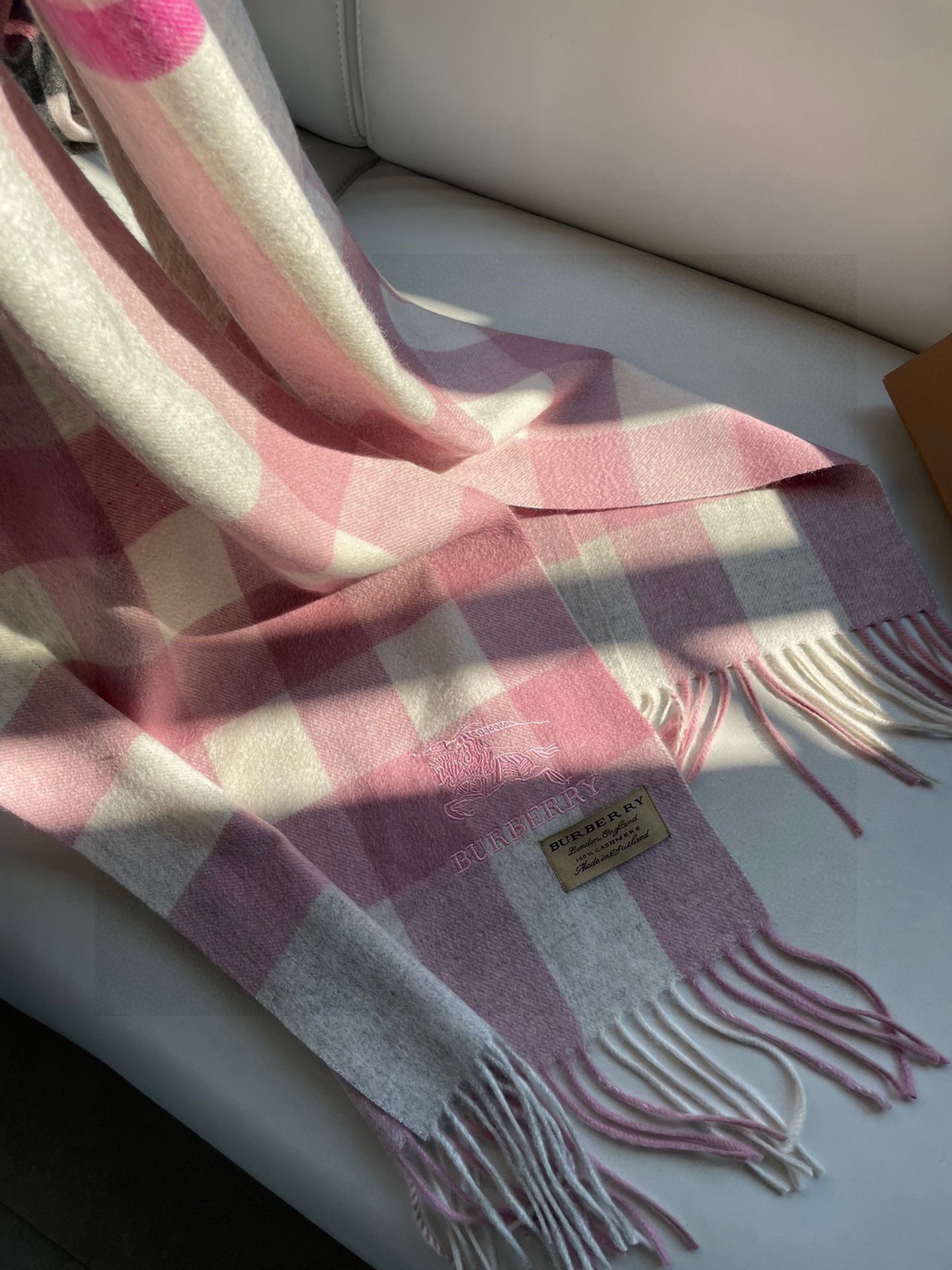 🎊巴宝莉经典格纹爆款💥 永不过时100%顶极羔羊毛材质。非常保暖👑 柔软亲肤，不扎脖😍经典巴宝莉格纹设计