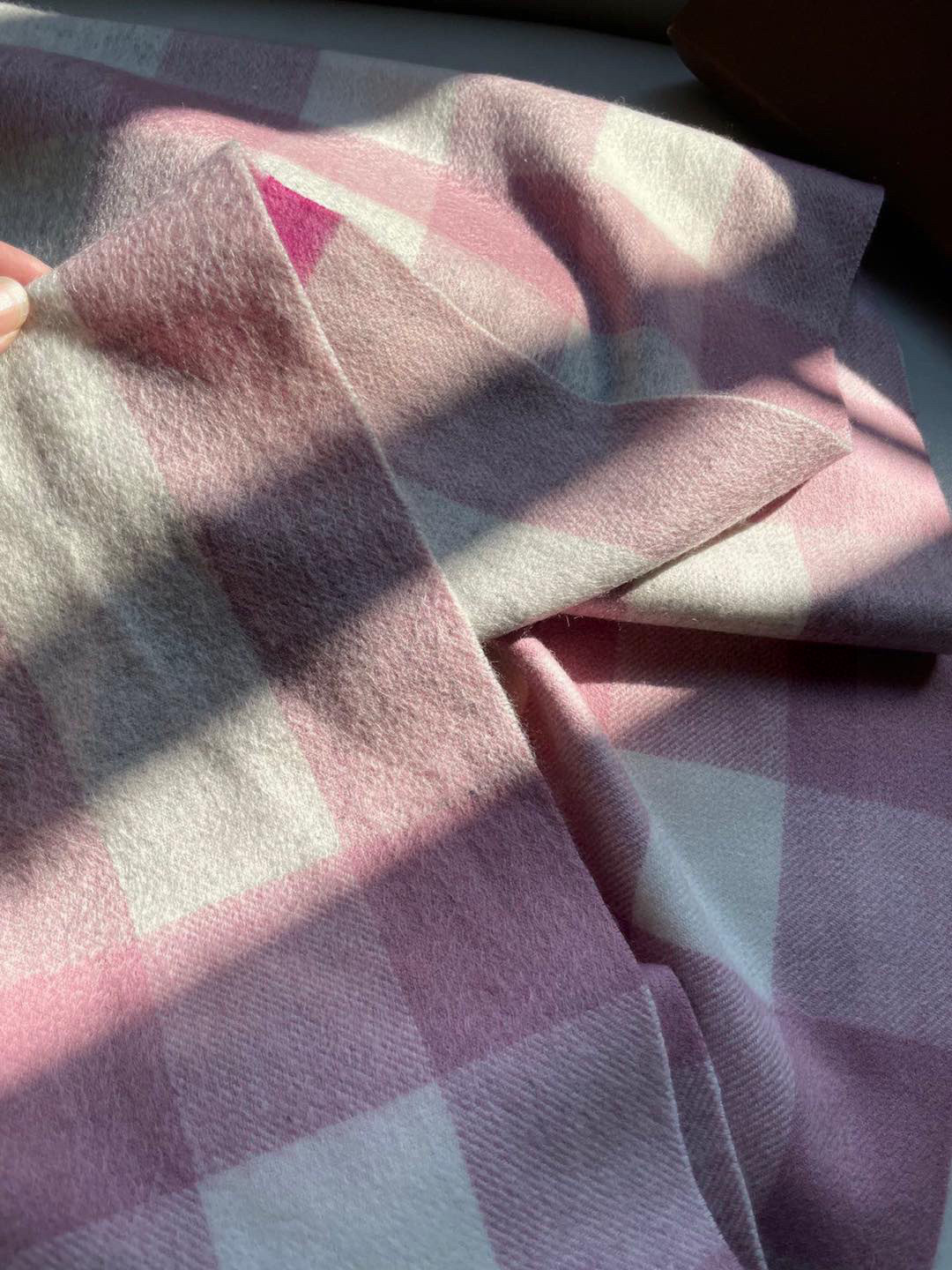 🎊巴宝莉经典格纹爆款💥 永不过时100%顶极羔羊毛材质。非常保暖👑 柔软亲肤，不扎脖😍经典巴宝莉格纹设计