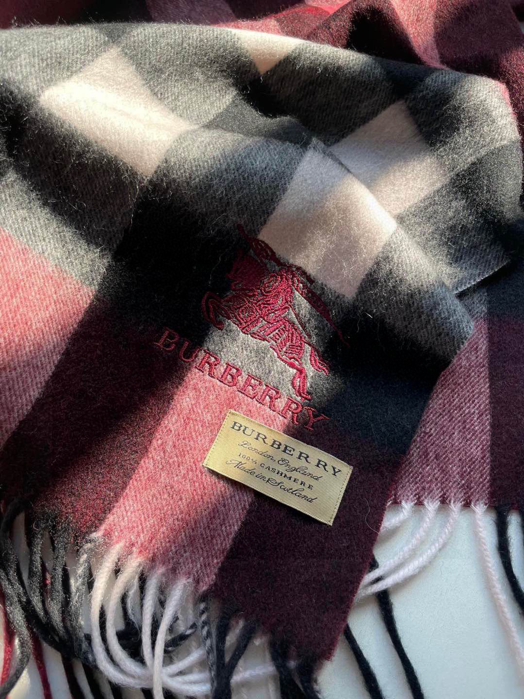 🎊巴宝莉经典格纹爆款💥 永不过时100%顶极羔羊毛材质。非常保暖👑 柔软亲肤，不扎脖😍经典巴宝莉格纹设计