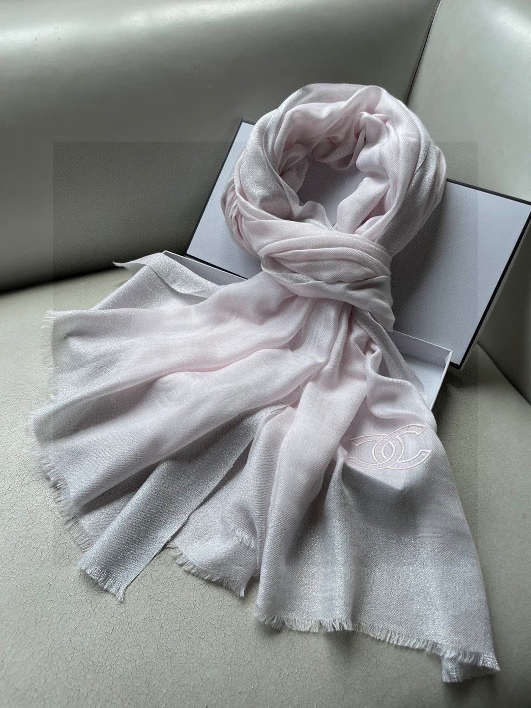 新款香奈儿顶级旷世绝美👼，👏小香风绝美百搭款💋专柜限量哦‼有钱都很难订到💛💙💜顶级纯羊绒，品质上乘✨精美