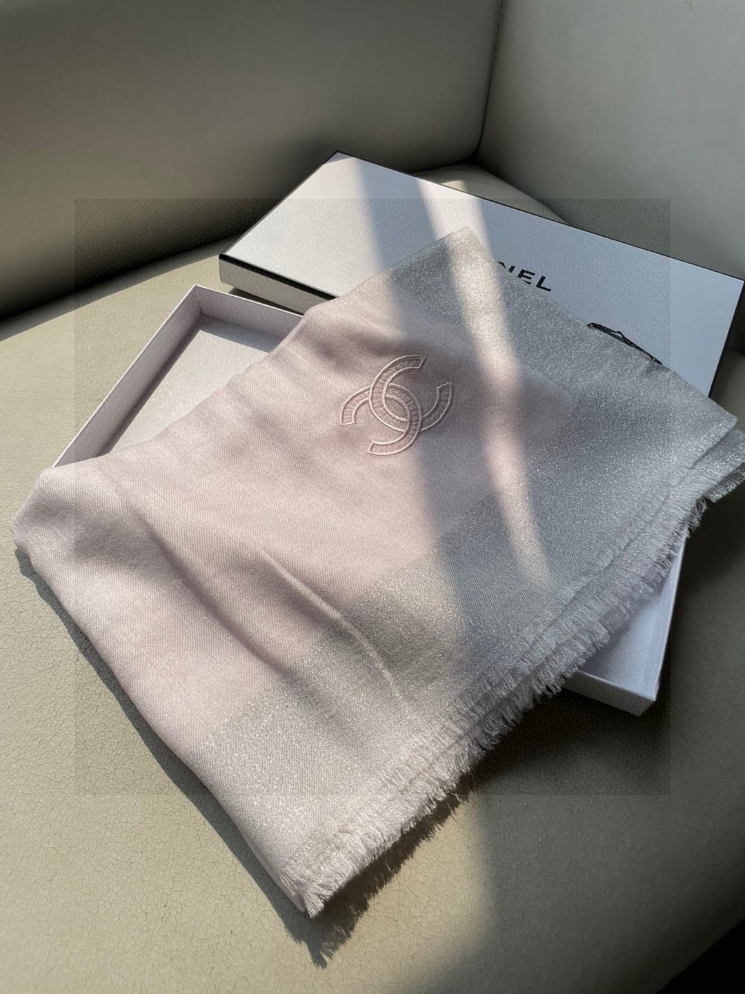 新款香奈儿顶级旷世绝美👼，👏小香风绝美百搭款💋专柜限量哦‼有钱都很难订到💛💙💜顶级纯羊绒，品质上乘✨精美