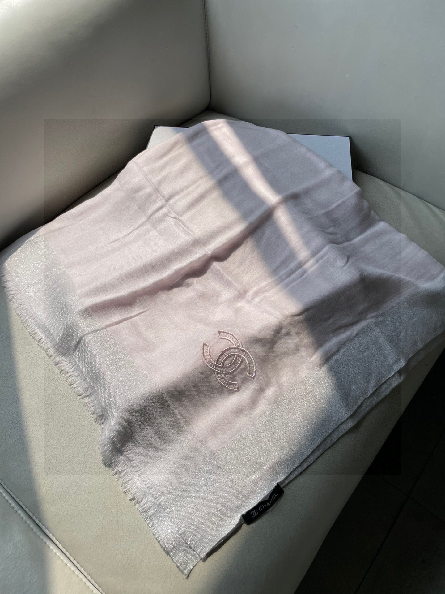 新款香奈儿顶级旷世绝美👼，👏小香风绝美百搭款💋专柜限量哦‼有钱都很难订到💛💙💜顶级纯羊绒，品质上乘✨精美