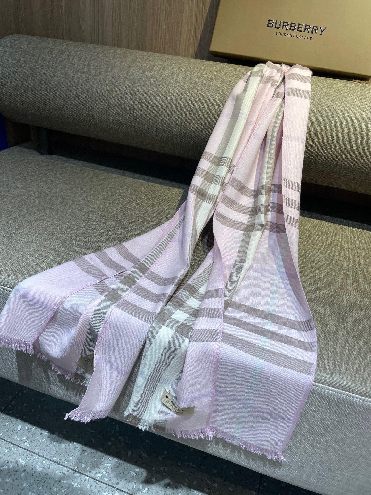 同步官网，巴宝莉经典时尚的情怀。日常时髦实用款】Burberry新款，真的无敌时髦百搭！！独有的格调，这