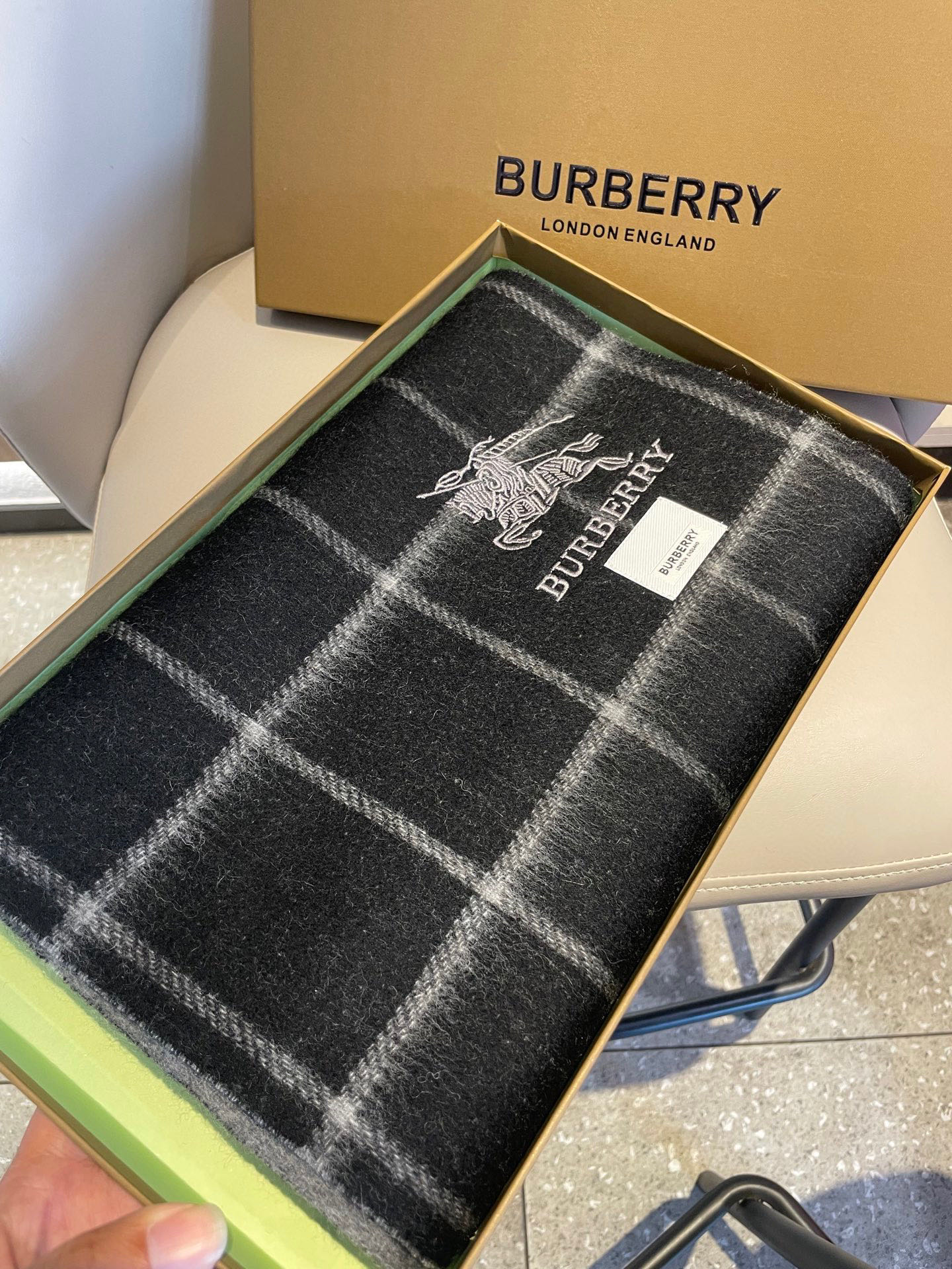 新款巴宝莉双面羊绒❗男女同款围巾且买且珍惜羊绒款😍~都是出口订单所以比较难遇❤东西讲究少而精😍好看的一定