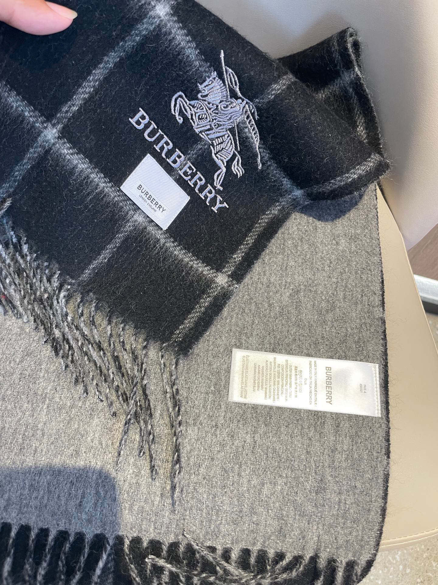 新款巴宝莉双面羊绒❗男女同款围巾且买且珍惜羊绒款😍~都是出口订单所以比较难遇❤东西讲究少而精😍好看的一定