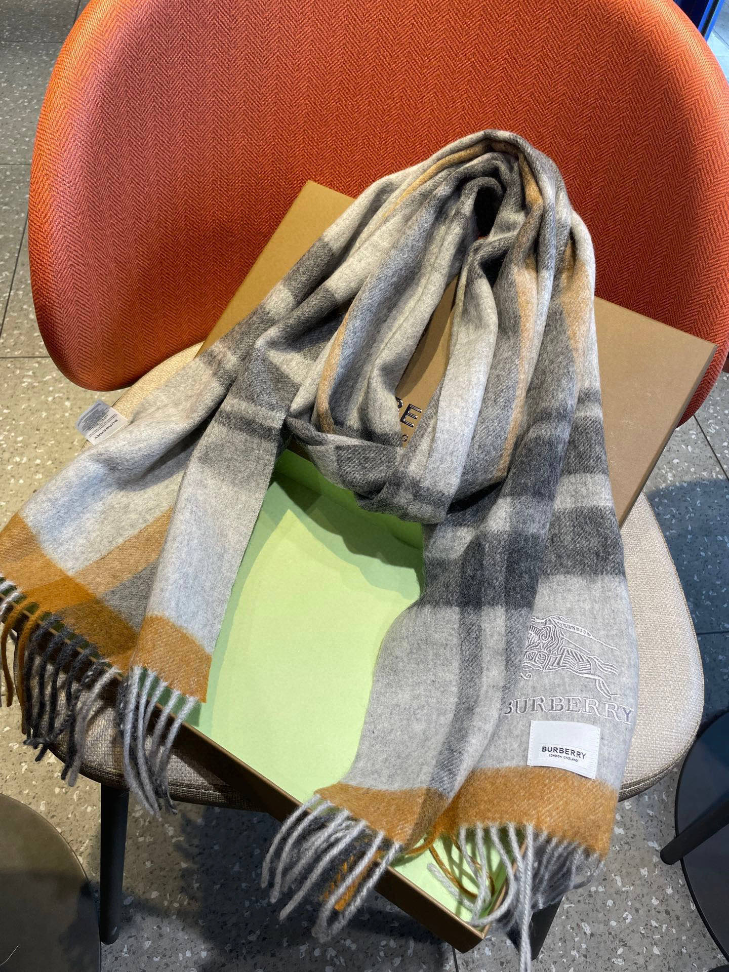 巴宝莉Bur羊绒格子好看的要疯掉了，太有型太有魅力了！！！非常斯文时尚的秋冬单品！真的很喜欢，非常Cla