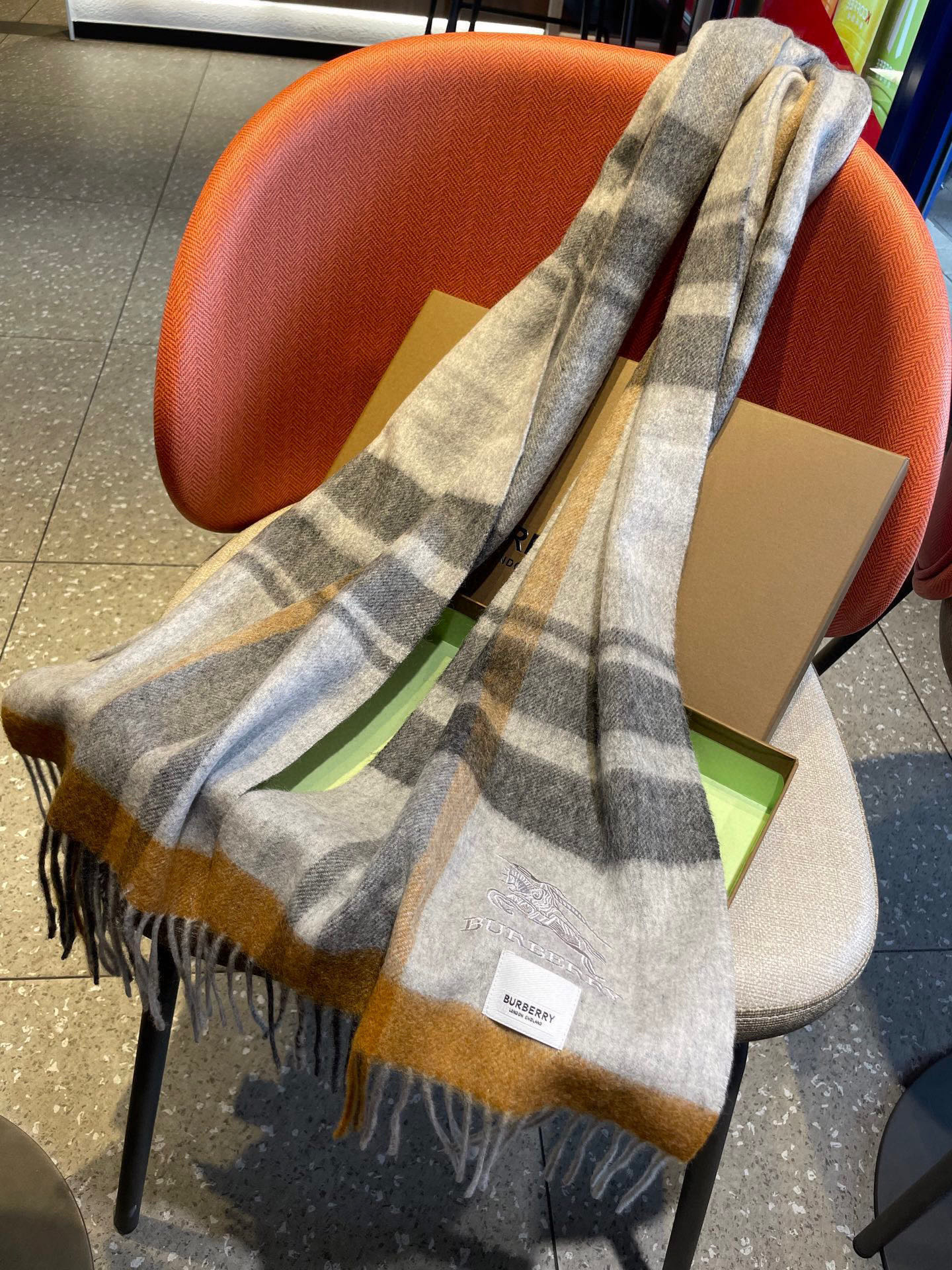 巴宝莉Bur羊绒格子好看的要疯掉了，太有型太有魅力了！！！非常斯文时尚的秋冬单品！真的很喜欢，非常Cla