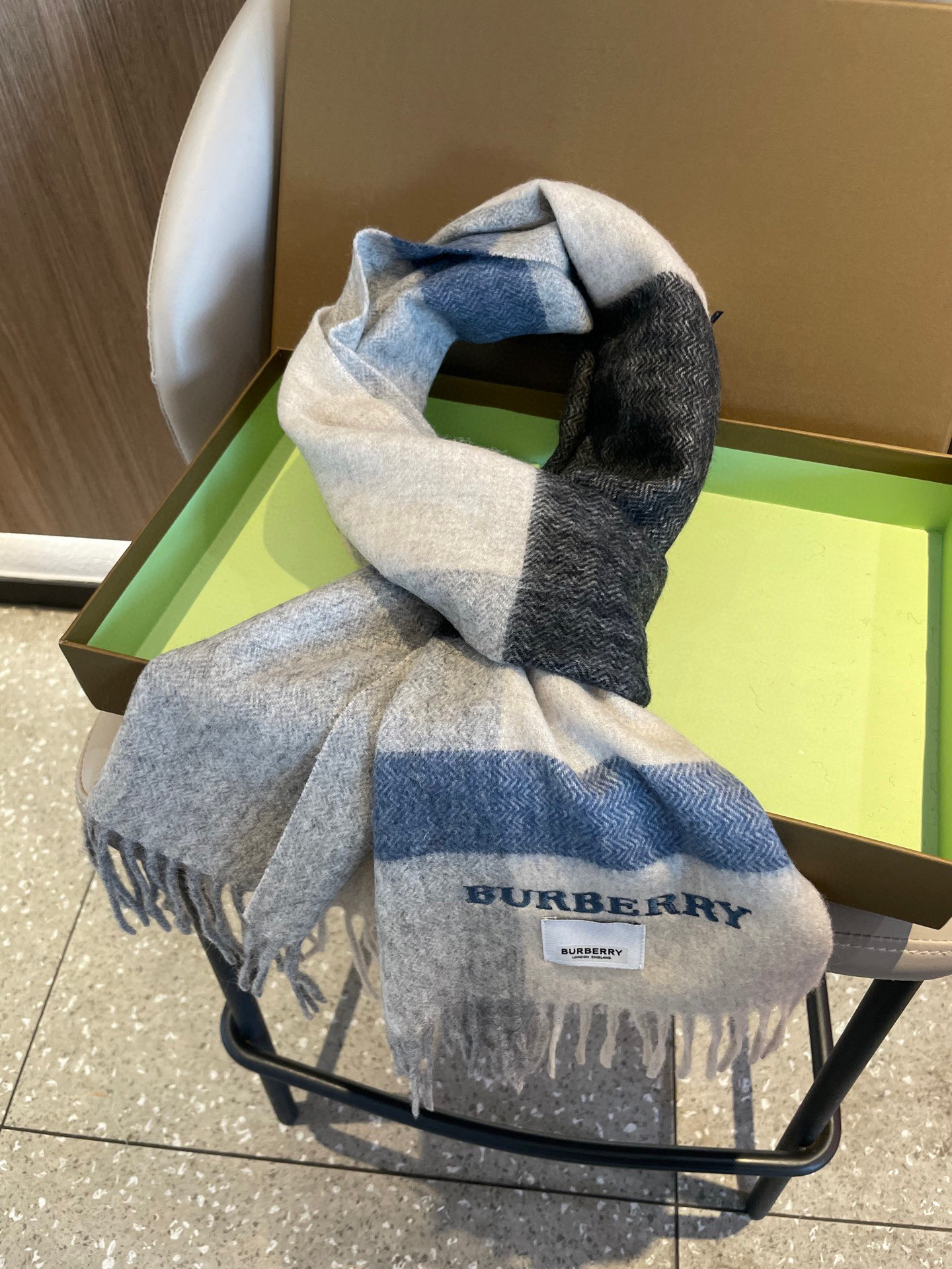 巴宝莉BURBERRY字母专柜款❗️ 顶级出口尾单刺绣👍货不多，下手一定要快，真心美的让人非常非常心动 