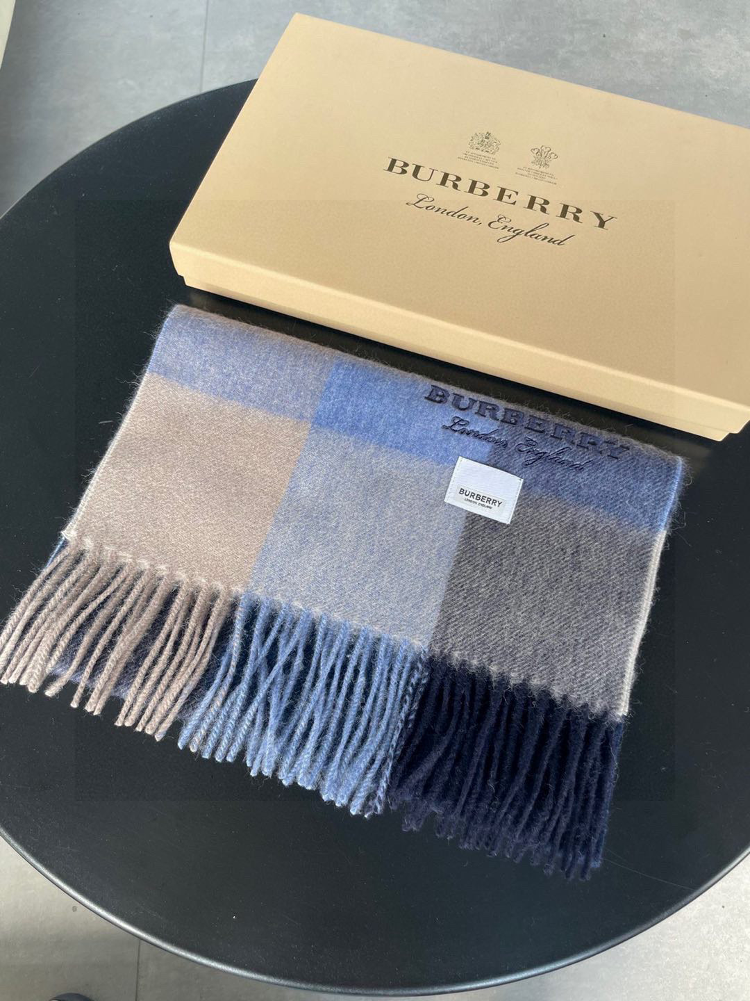 新款巴宝莉高品质进口羊绒字母logo刺绣围巾 惊爆上架 海外专柜最新男士女士情侣 羊绒围巾 国内专柜都没