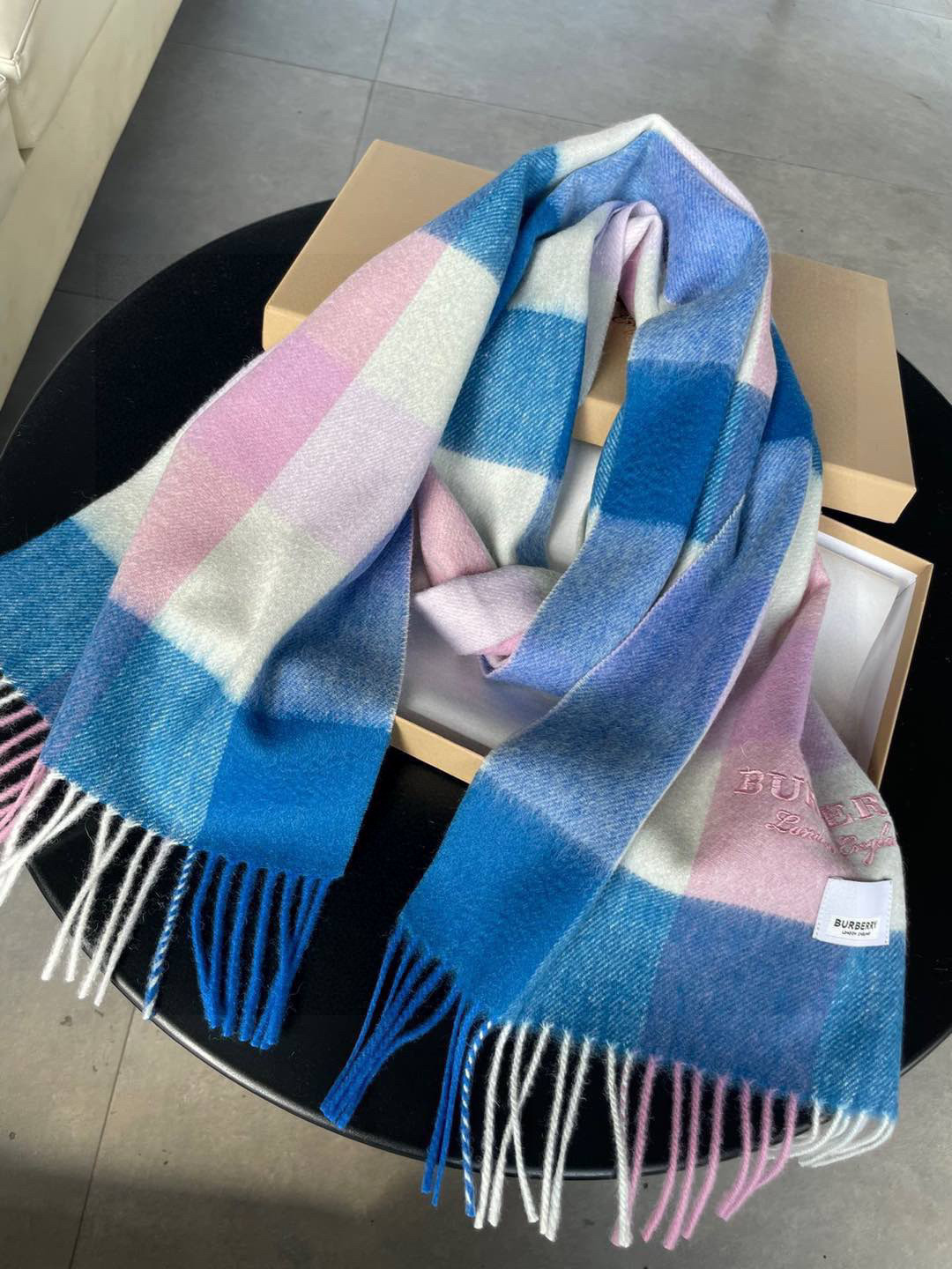 新款巴宝莉高品质进口羊绒字母logo刺绣围巾 惊爆上架 海外专柜最新男士女士情侣 羊绒围巾 国内专柜都没