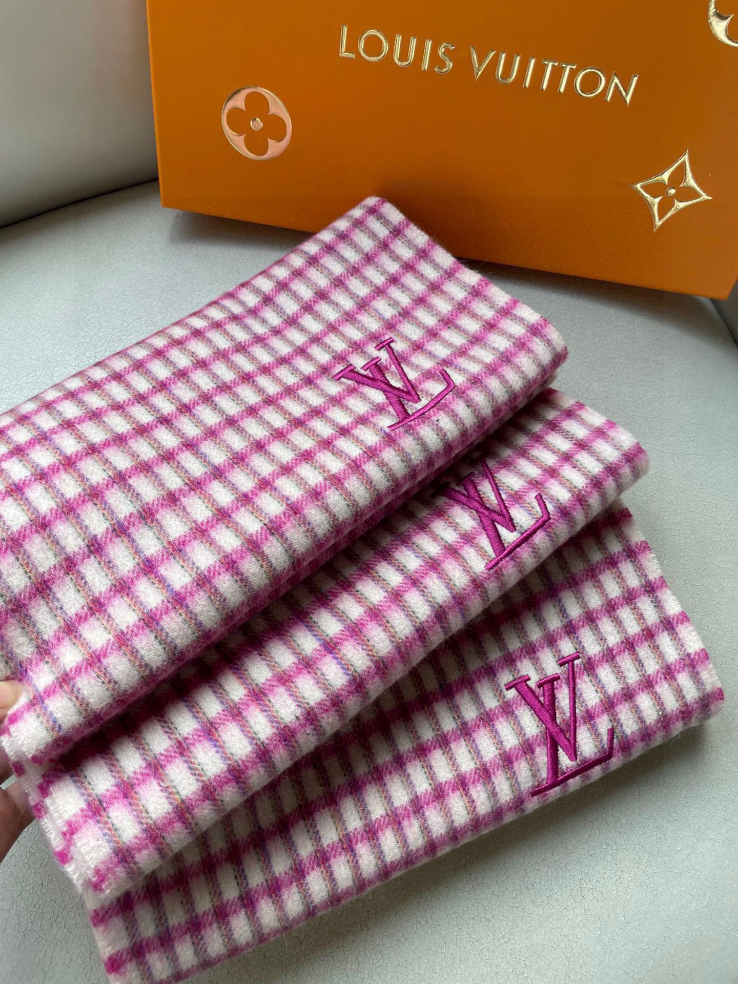 。LV格子刺绣🪡最新款💥 羊绒材质🔥非常保暖👑 柔软亲肤，不扎脖😍经典围巾设计😘男女通用情侣款💑💐尺寸3