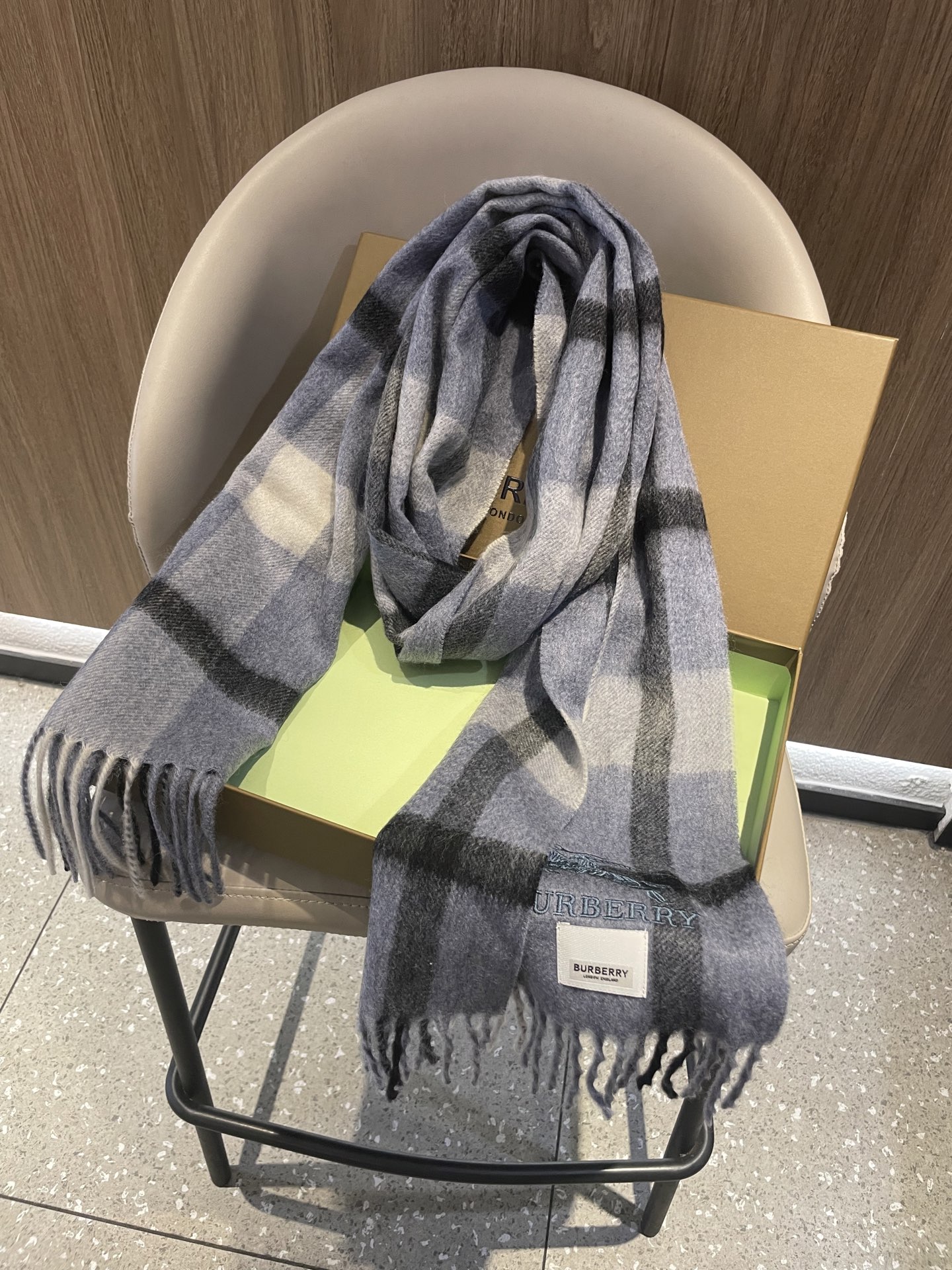 新款巴宝莉男士格子高级货❗️ 顶级出口尾单战马刺绣👍货不多，下手一定要快，真心美的让人非常非常心动 上身