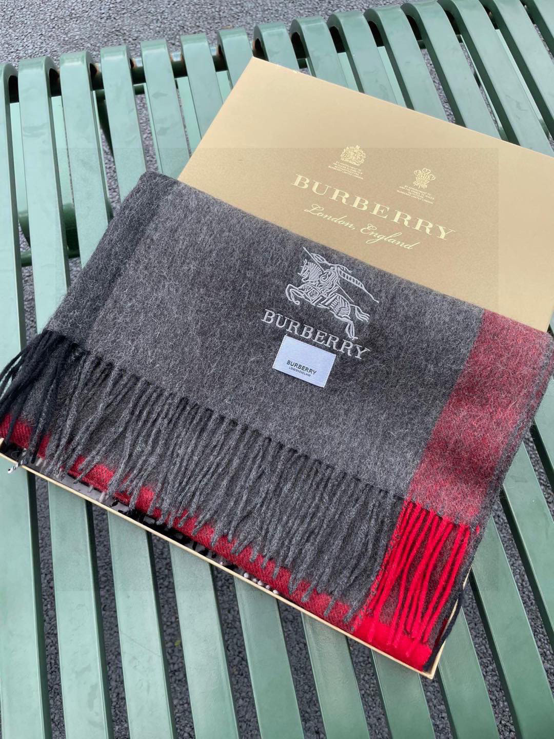 ☀️巴宝莉经典格子万年款，bbr战马刺绣🪡经典【大格披肩】品质手感好到不行‼️100%羊羔绒♨️高尖端产