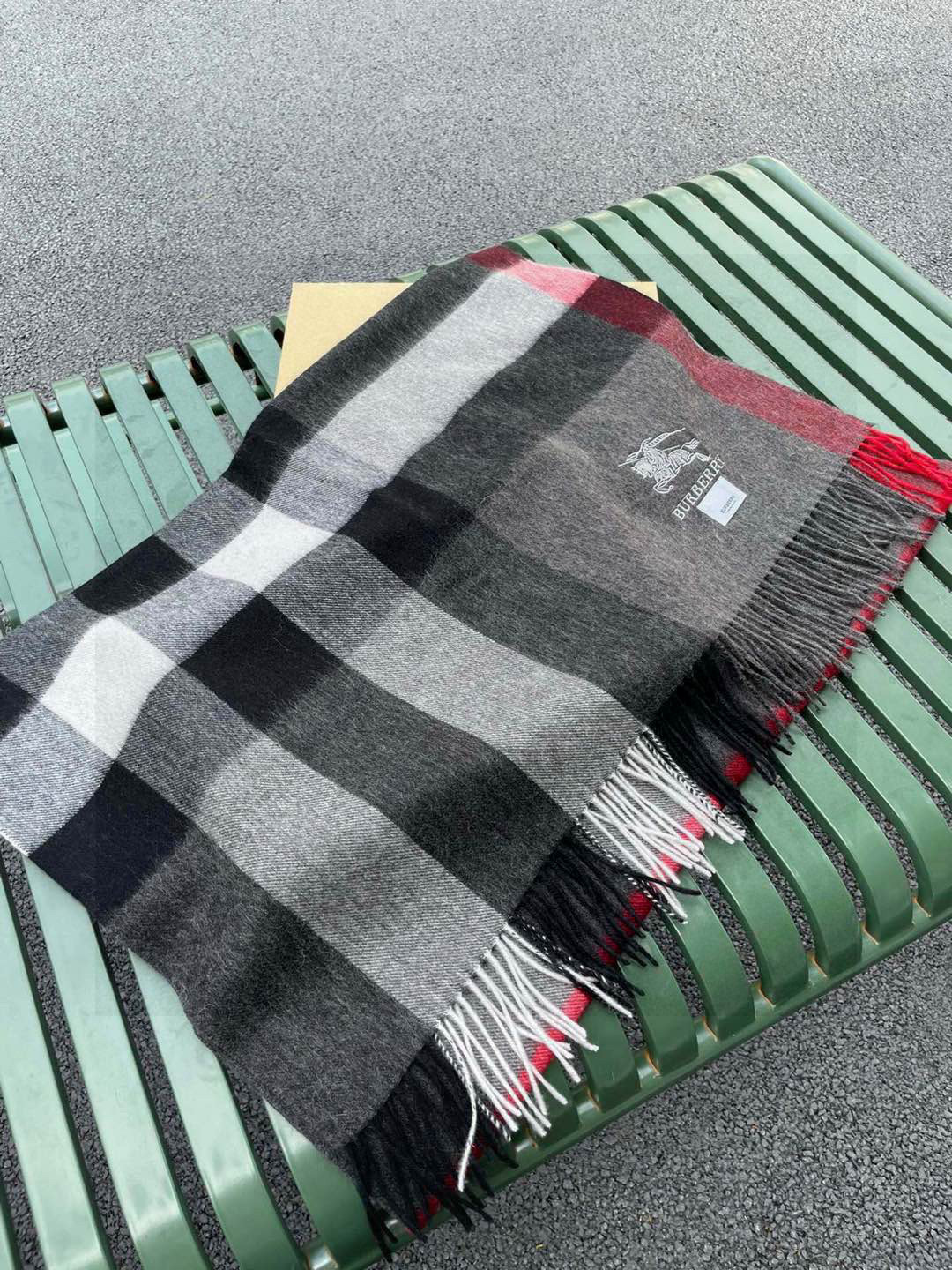 ☀️巴宝莉经典格子万年款，bbr战马刺绣🪡经典【大格披肩】品质手感好到不行‼️100%羊羔绒♨️高尖端产