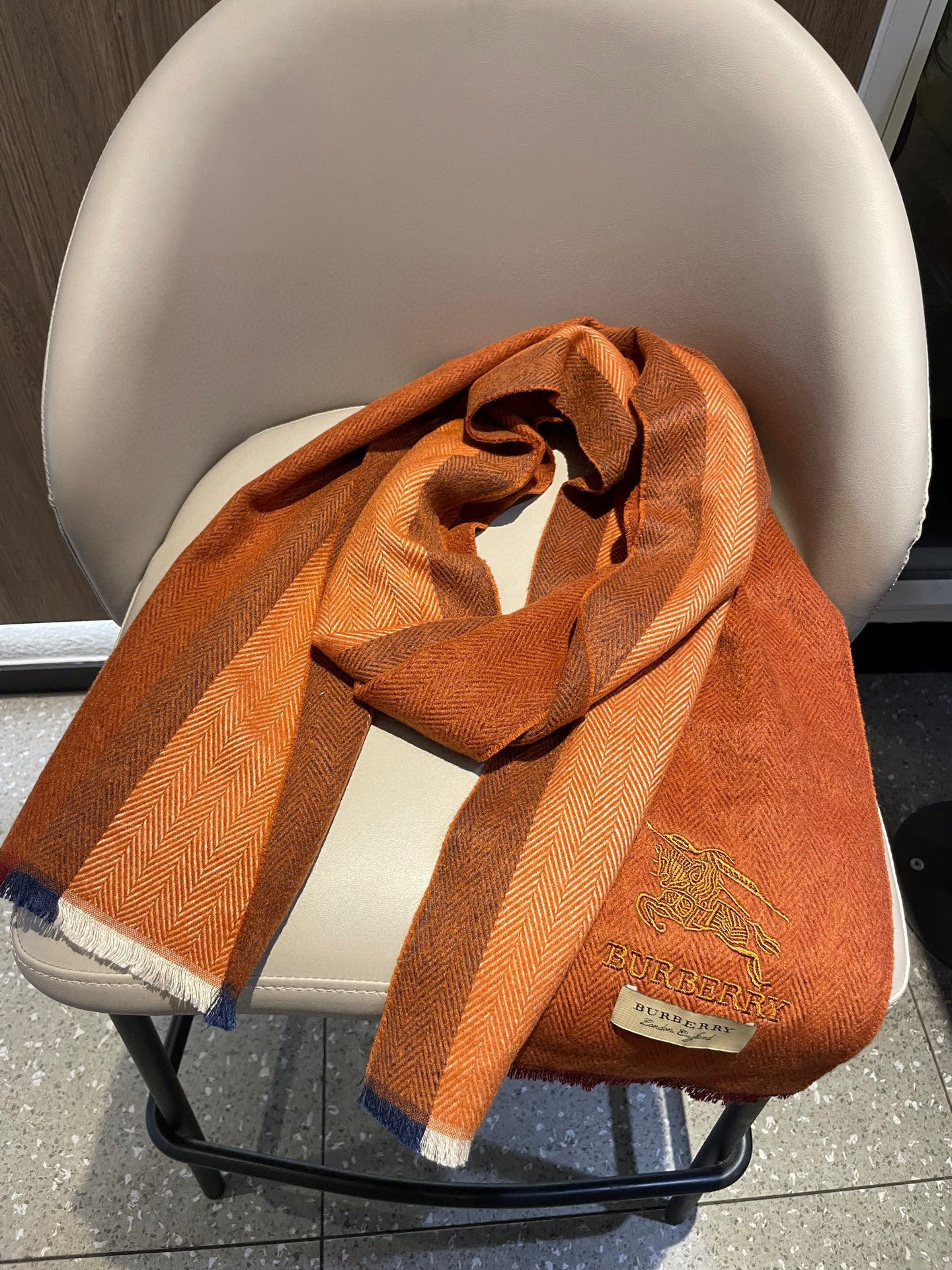 新款巴宝莉Bur羊绒男士精仿细腻围巾好看的要疯掉了，太有型太有魅力了！！！非常斯文时尚的秋冬单品！真的很