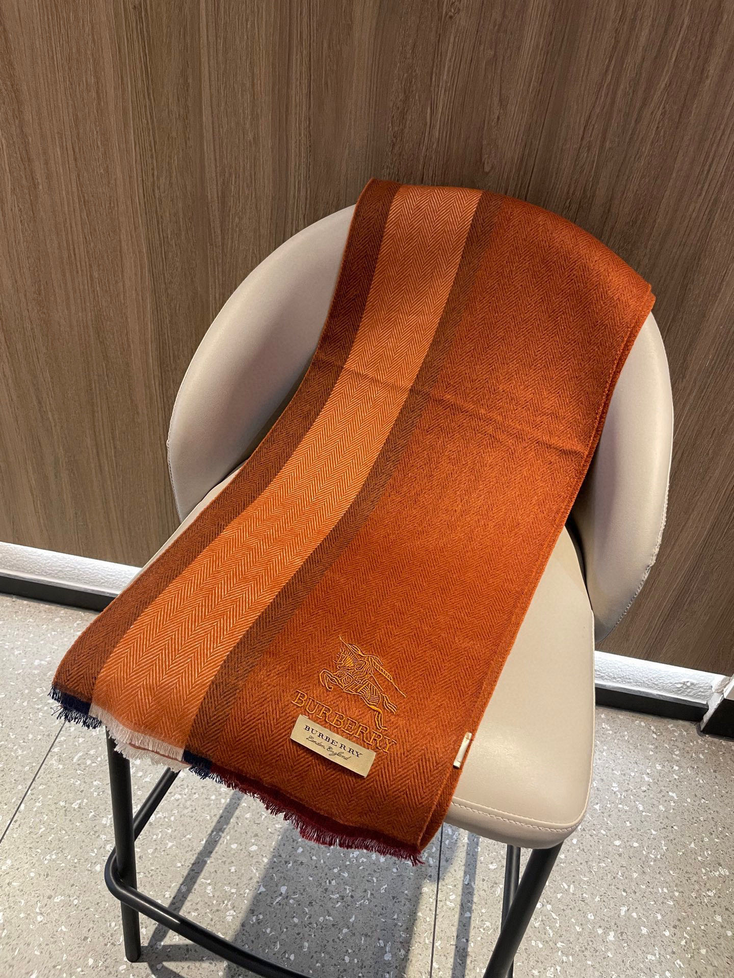 新款巴宝莉Bur羊绒男士精仿细腻围巾好看的要疯掉了，太有型太有魅力了！！！非常斯文时尚的秋冬单品！真的很