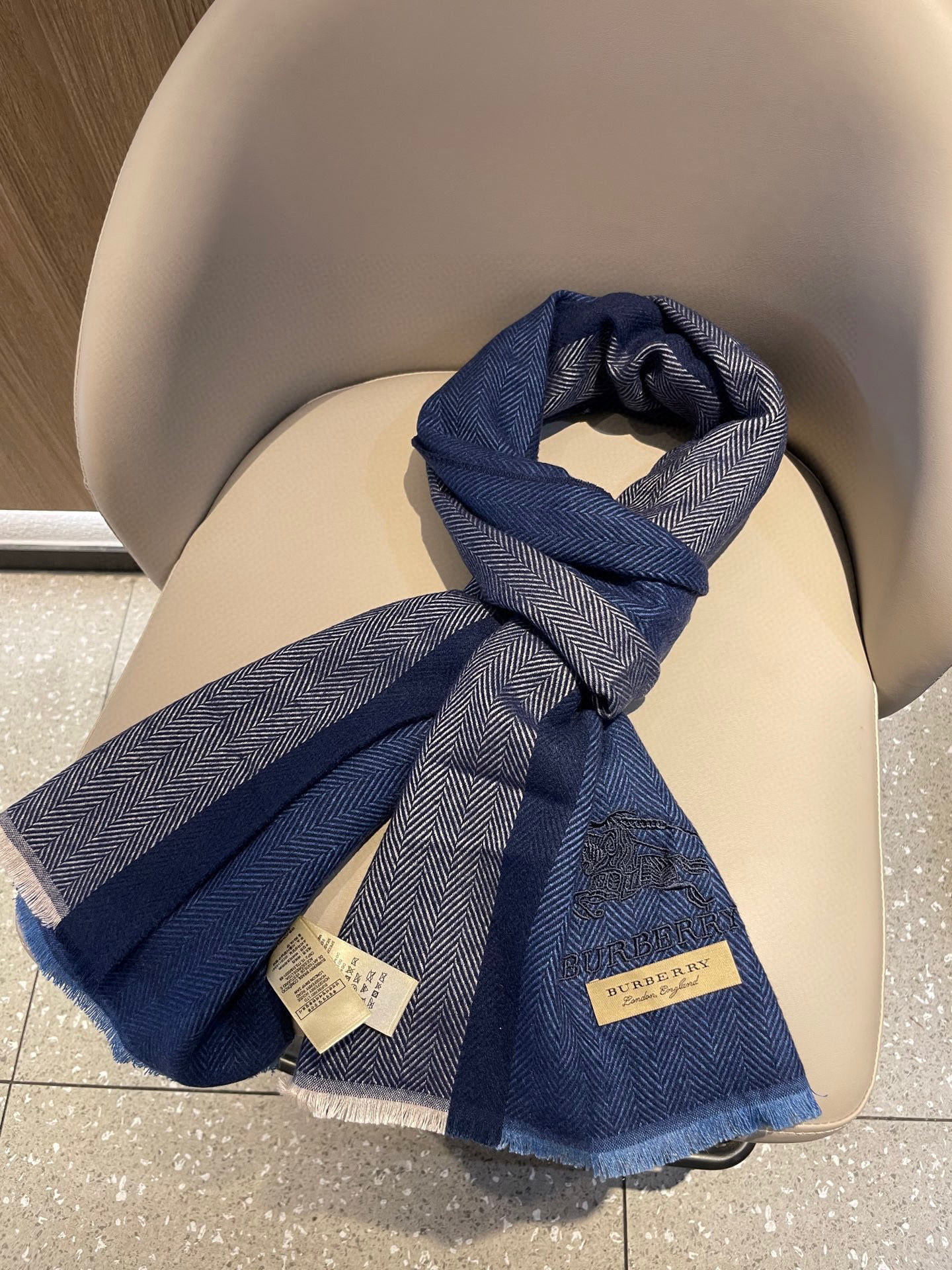 新款巴宝莉Bur羊绒男士精仿细腻围巾好看的要疯掉了，太有型太有魅力了！！！非常斯文时尚的秋冬单品！真的很