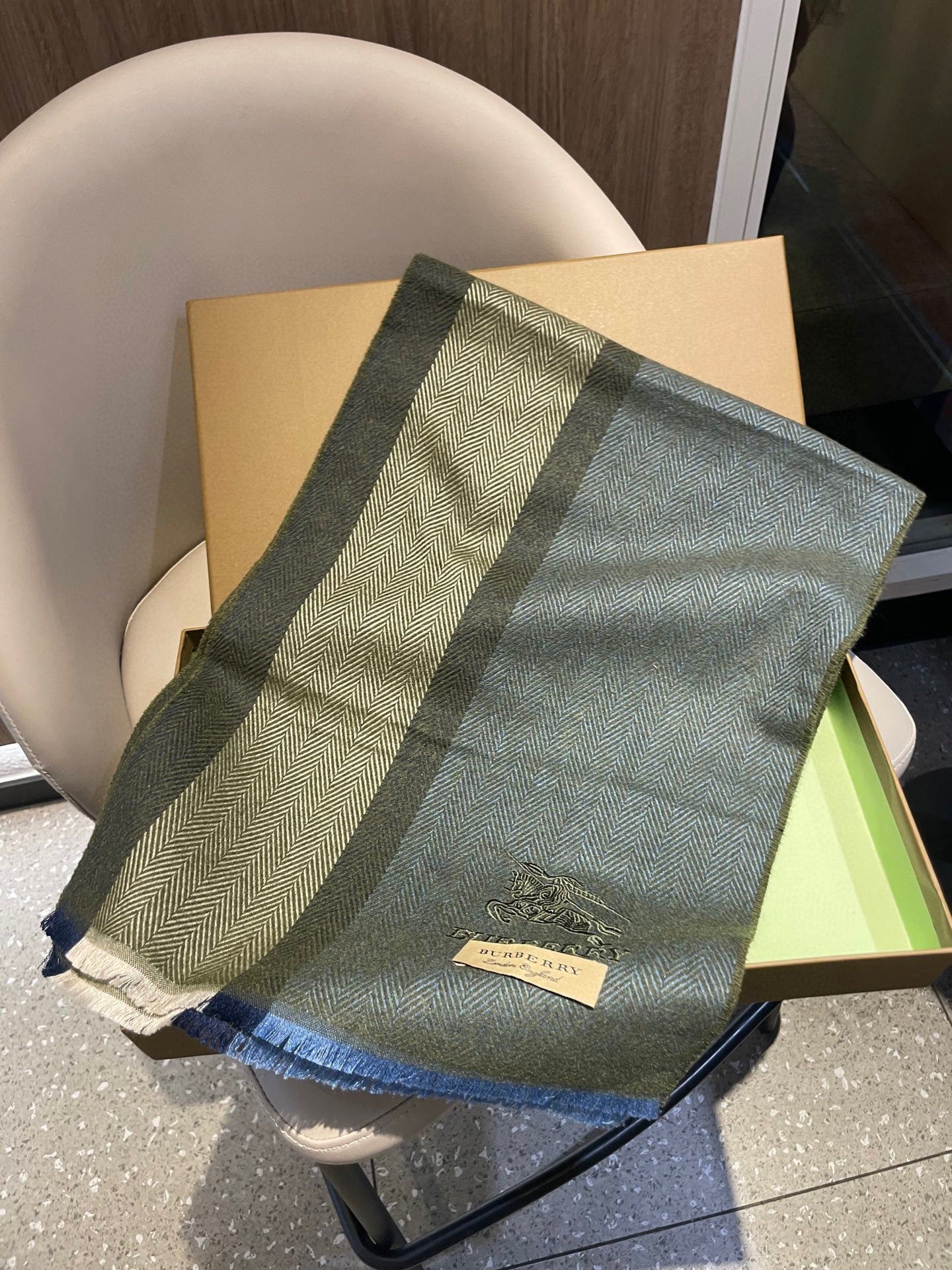 新款巴宝莉Bur羊绒男士精仿细腻围巾好看的要疯掉了，太有型太有魅力了！！！非常斯文时尚的秋冬单品！真的很