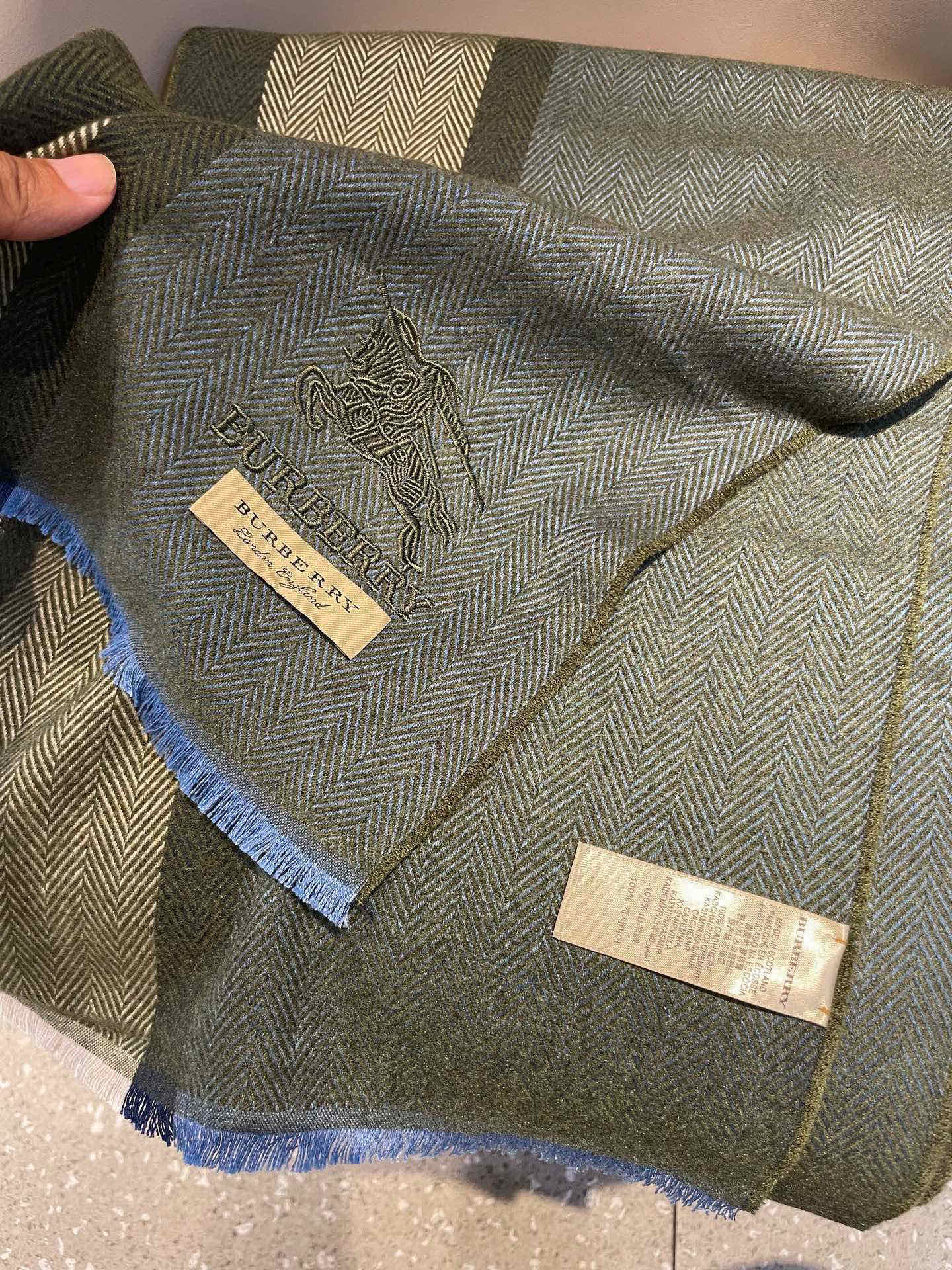 新款巴宝莉Bur羊绒男士精仿细腻围巾好看的要疯掉了，太有型太有魅力了！！！非常斯文时尚的秋冬单品！真的很