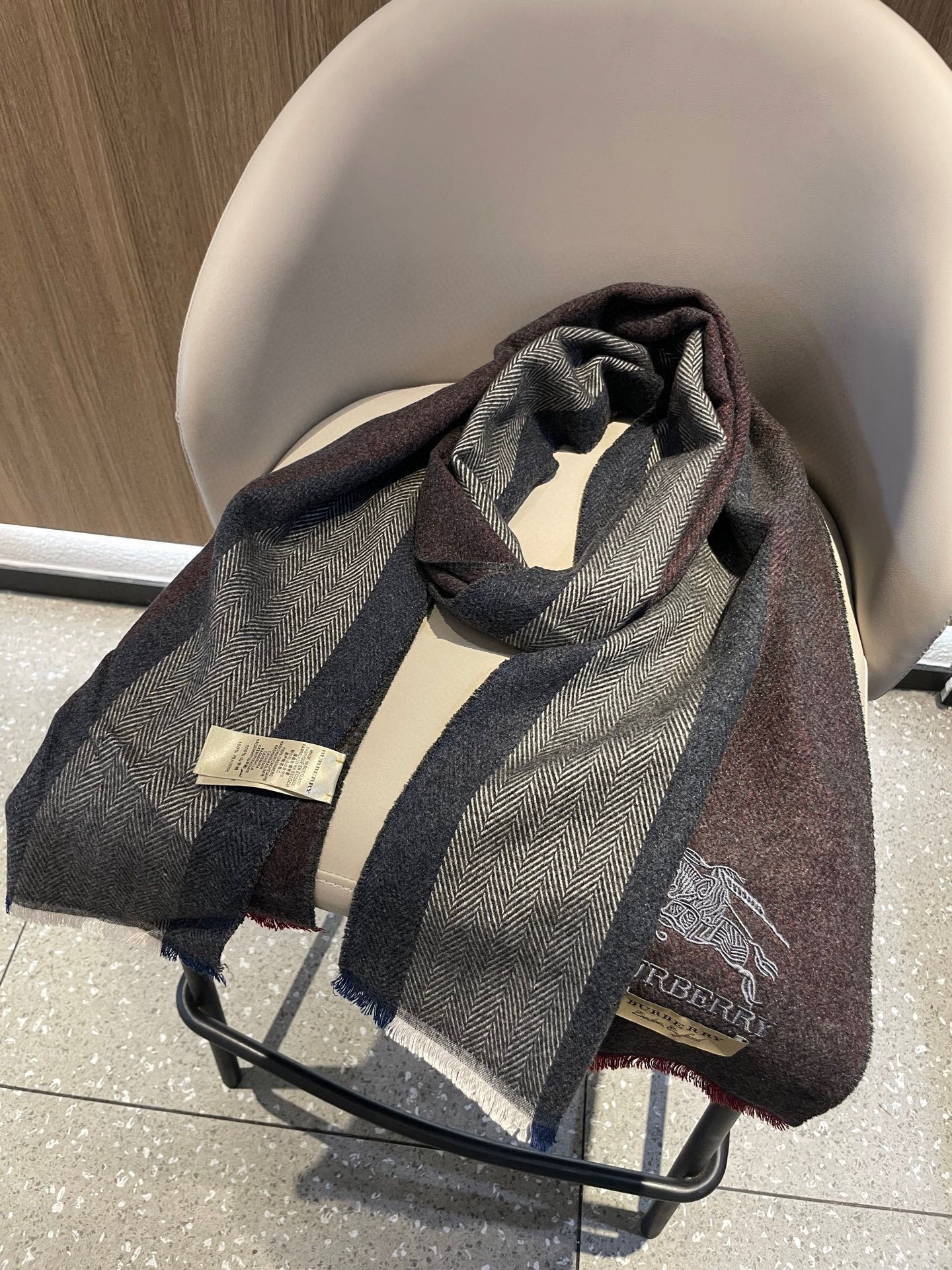 新款巴宝莉Bur羊绒男士精仿细腻围巾好看的要疯掉了，太有型太有魅力了！！！非常斯文时尚的秋冬单品！真的很