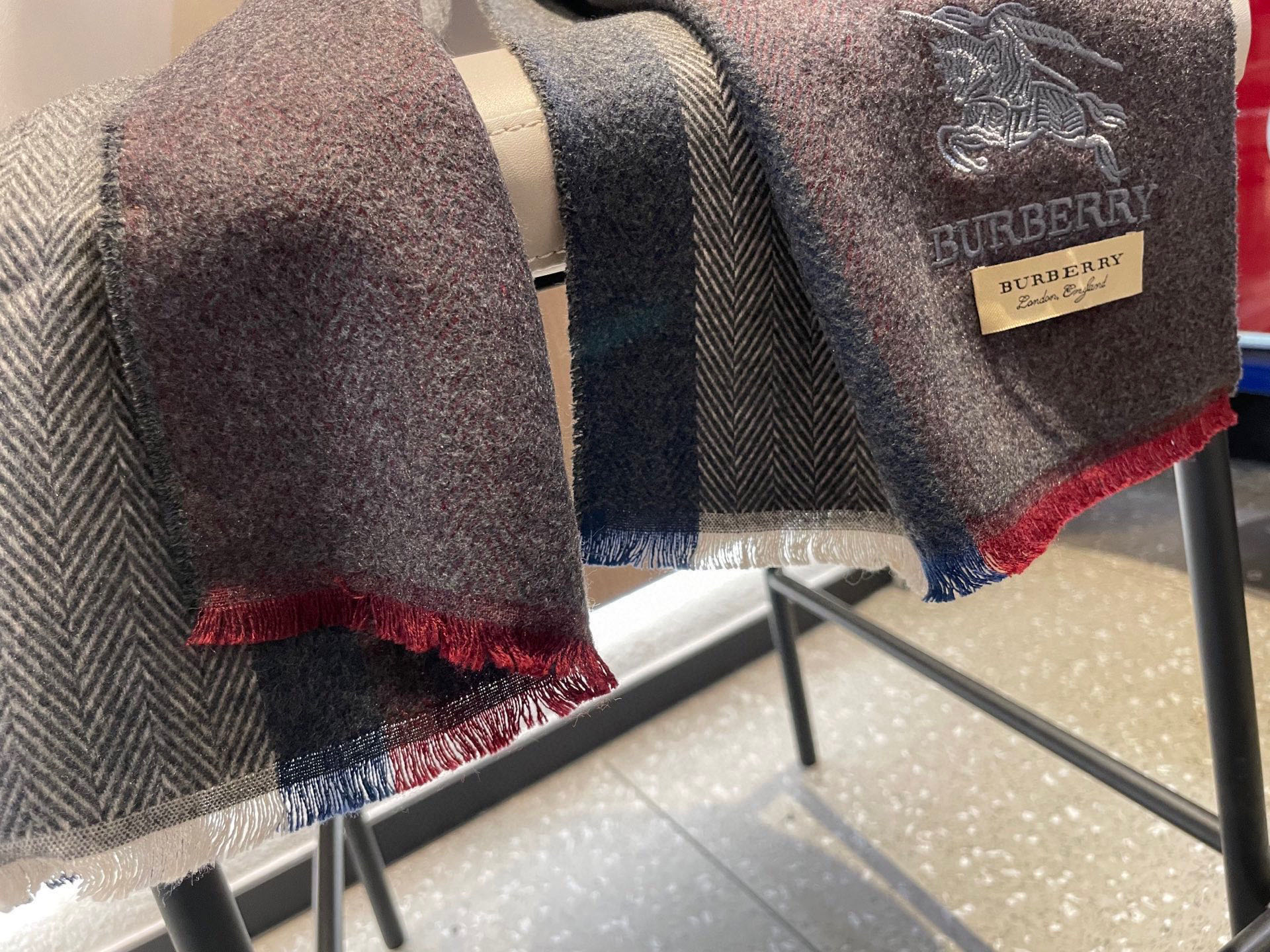 新款巴宝莉Bur羊绒男士精仿细腻围巾好看的要疯掉了，太有型太有魅力了！！！非常斯文时尚的秋冬单品！真的很