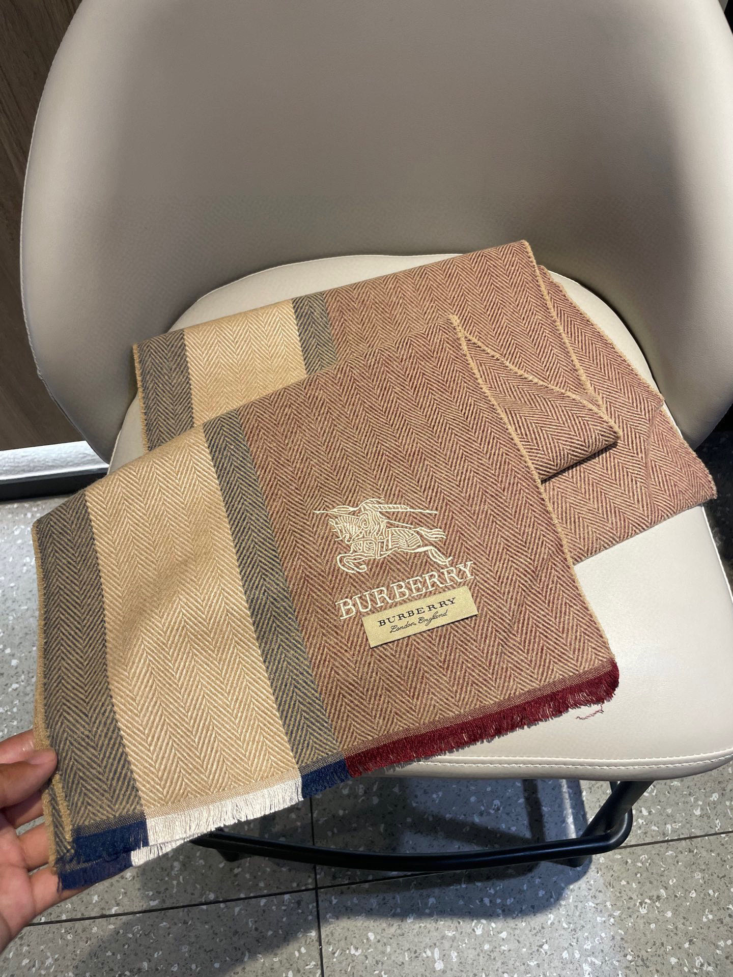 新款巴宝莉Bur羊绒男士精仿细腻围巾好看的要疯掉了，太有型太有魅力了！！！非常斯文时尚的秋冬单品！真的很