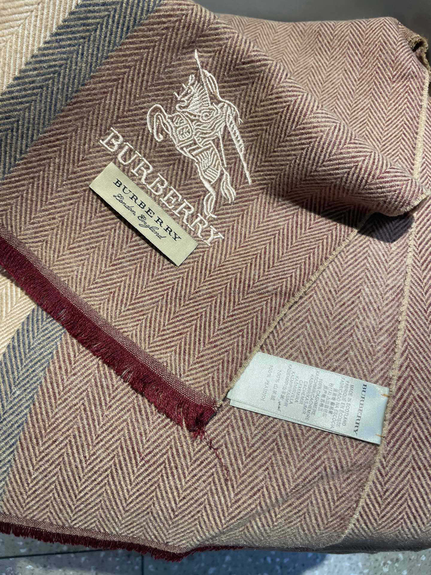 新款巴宝莉Bur羊绒男士精仿细腻围巾好看的要疯掉了，太有型太有魅力了！！！非常斯文时尚的秋冬单品！真的很