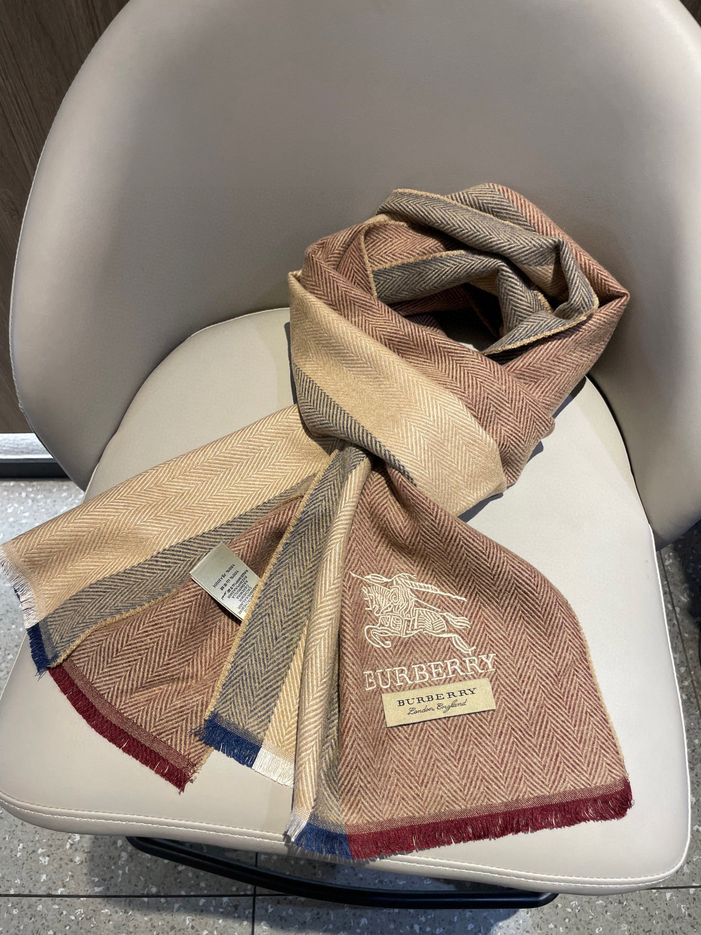 新款巴宝莉Bur羊绒男士精仿细腻围巾好看的要疯掉了，太有型太有魅力了！！！非常斯文时尚的秋冬单品！真的很