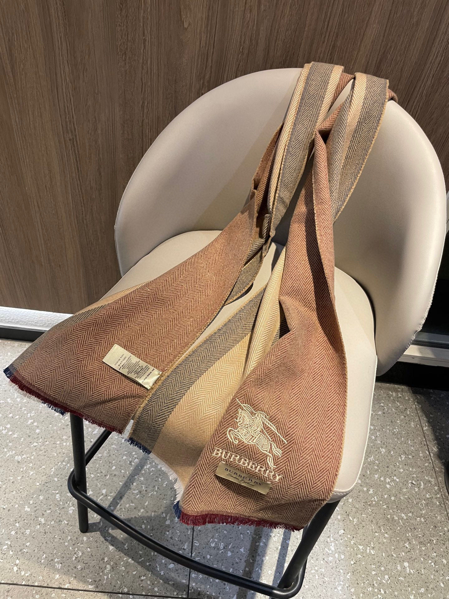 新款巴宝莉Bur羊绒男士精仿细腻围巾好看的要疯掉了，太有型太有魅力了！！！非常斯文时尚的秋冬单品！真的很