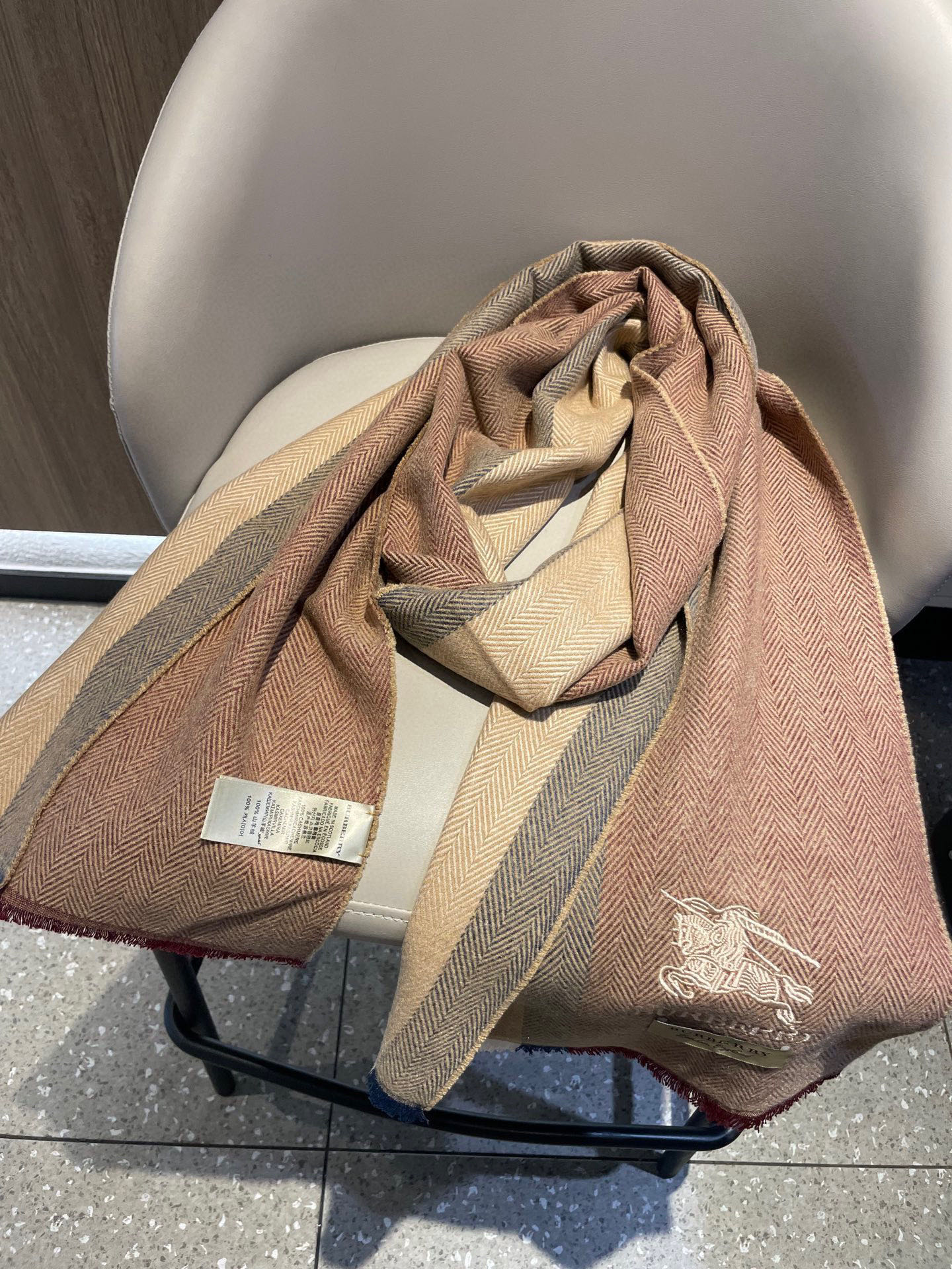 新款巴宝莉Bur羊绒男士精仿细腻围巾好看的要疯掉了，太有型太有魅力了！！！非常斯文时尚的秋冬单品！真的很