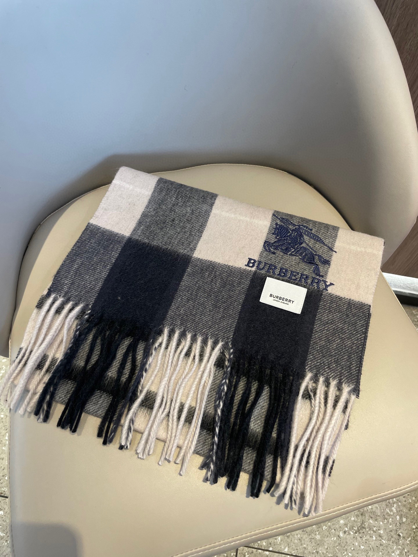 新款巴宝莉男士格子高级货❗️ 顶级出口尾单战马刺绣👍货不多，下手一定要快，真心美的让人非常非常心动 上身