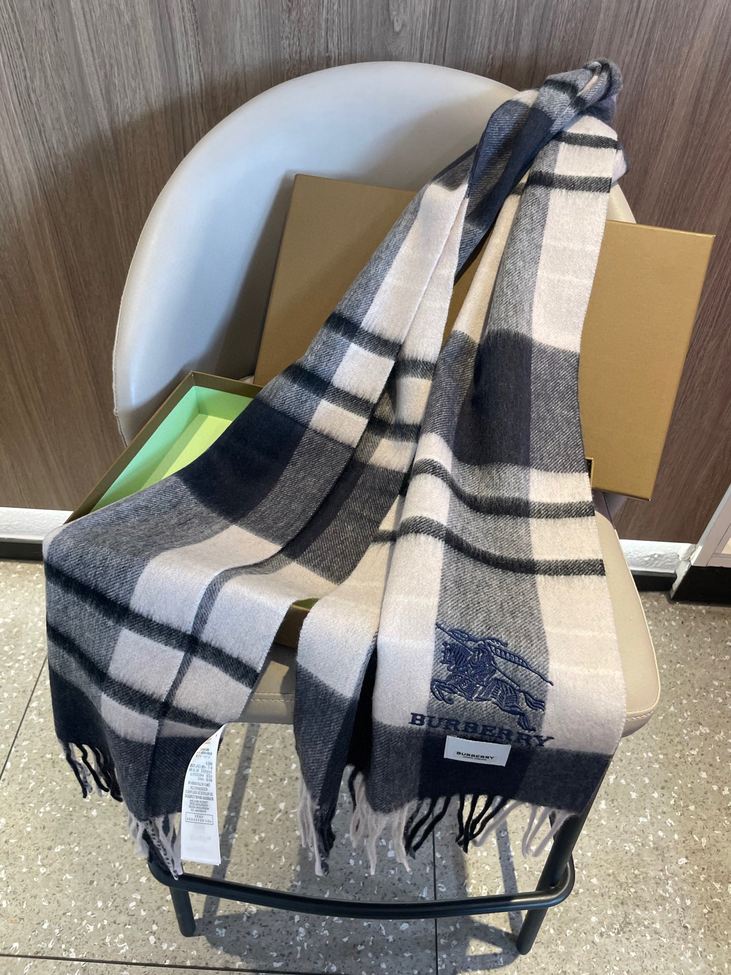 新款巴宝莉男士格子高级货❗️ 顶级出口尾单战马刺绣👍货不多，下手一定要快，真心美的让人非常非常心动 上身