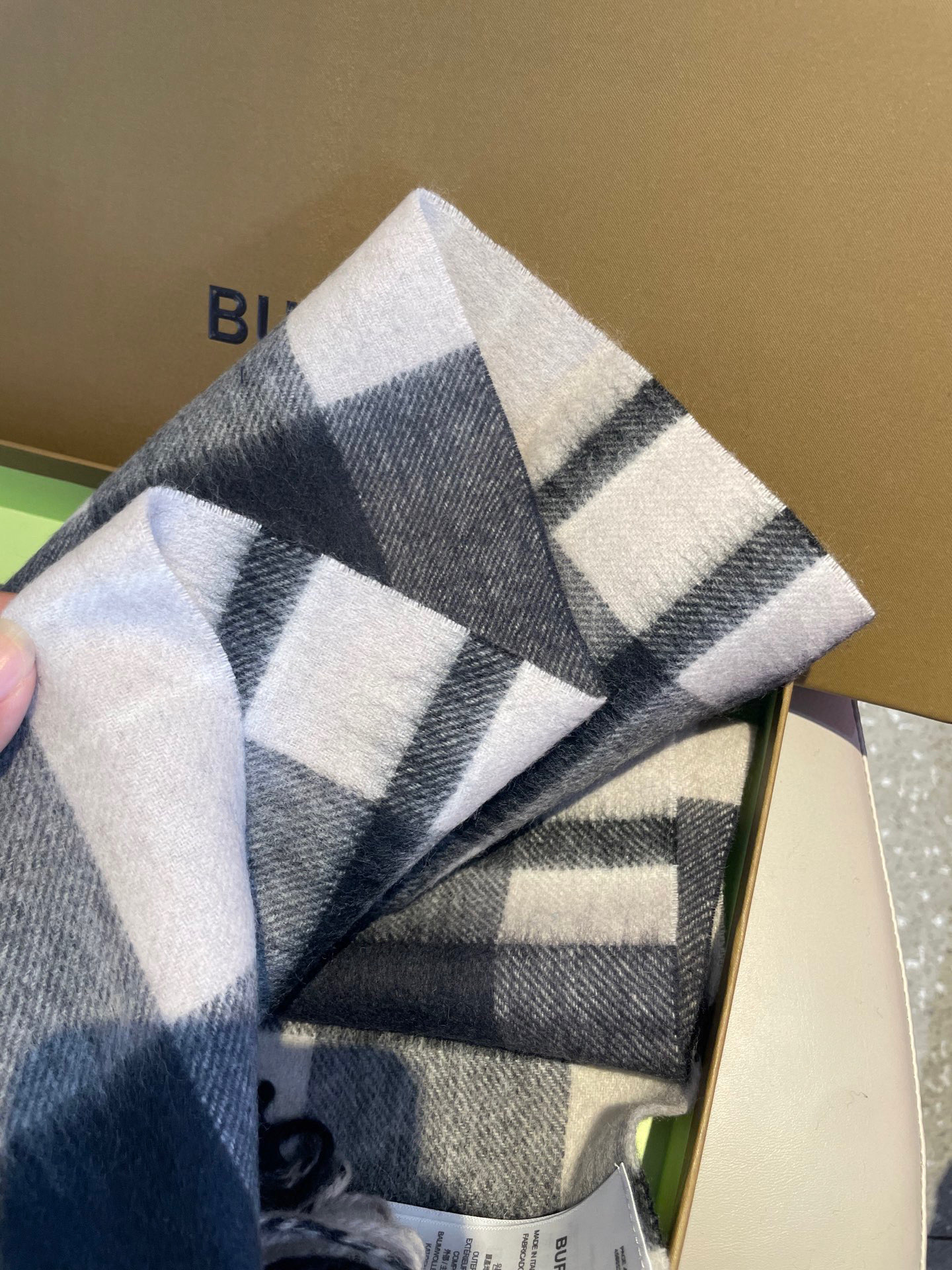 新款巴宝莉男士格子高级货❗️ 顶级出口尾单战马刺绣👍货不多，下手一定要快，真心美的让人非常非常心动 上身