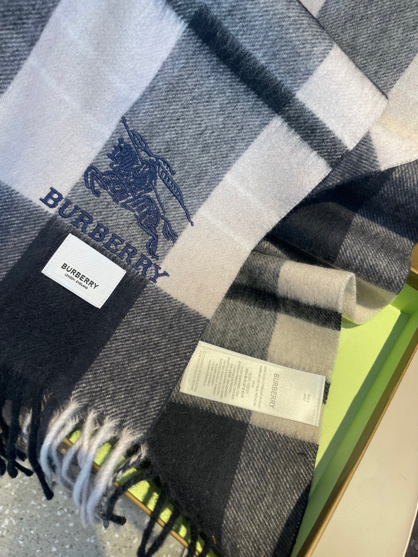 新款巴宝莉男士格子高级货❗️ 顶级出口尾单战马刺绣👍货不多，下手一定要快，真心美的让人非常非常心动 上身