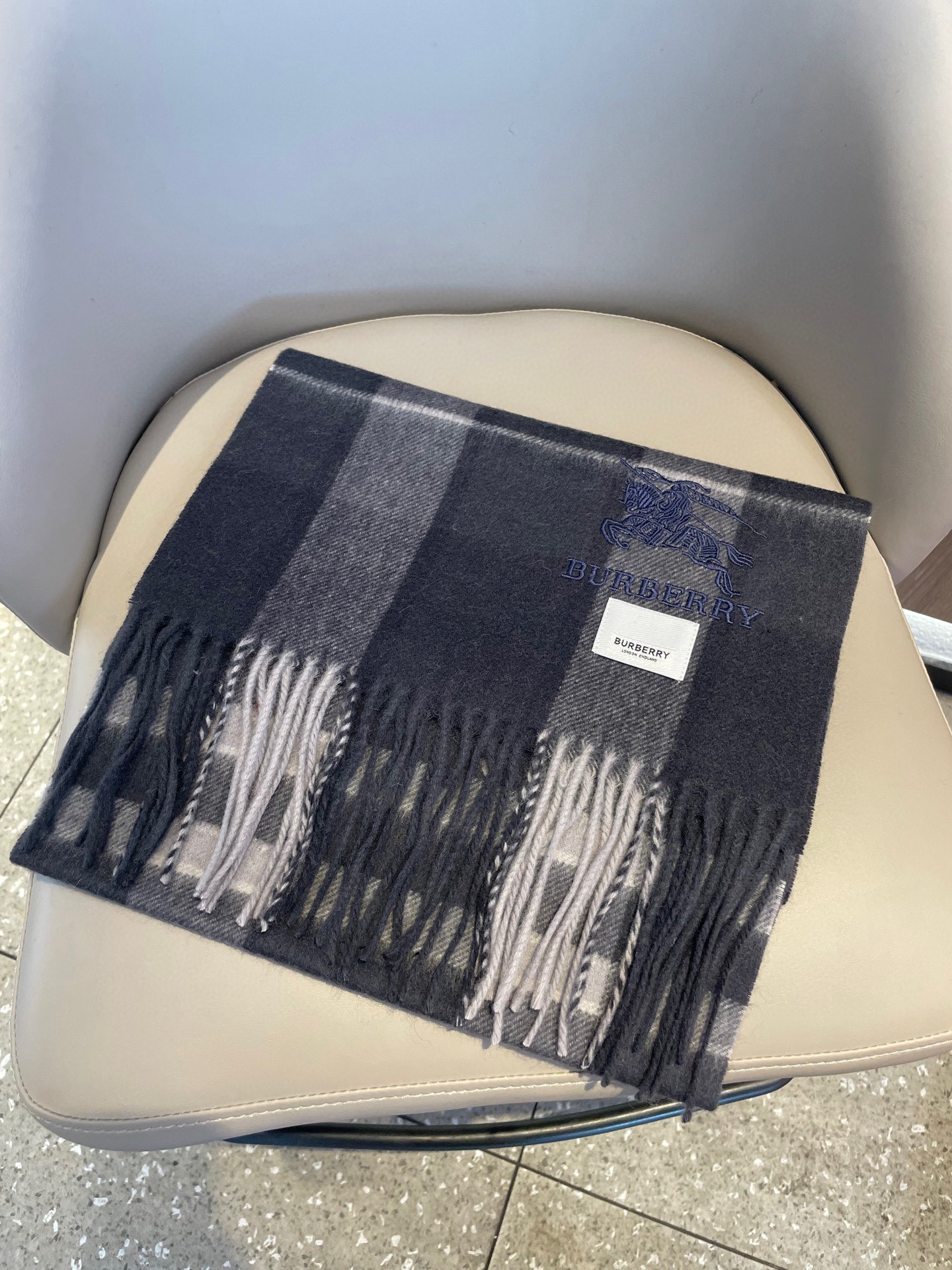 新款巴宝莉男士格子高级货❗️ 顶级出口尾单战马刺绣👍货不多，下手一定要快，真心美的让人非常非常心动 上身