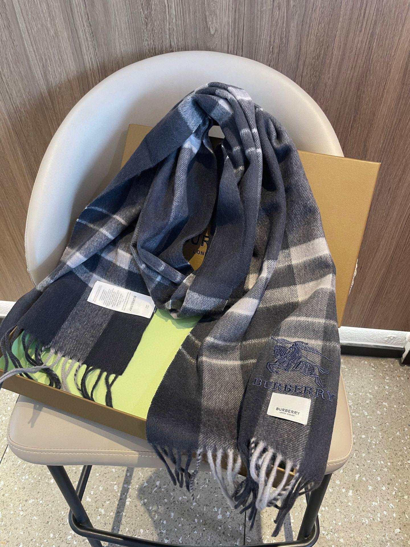 新款巴宝莉男士格子高级货❗️ 顶级出口尾单战马刺绣👍货不多，下手一定要快，真心美的让人非常非常心动 上身